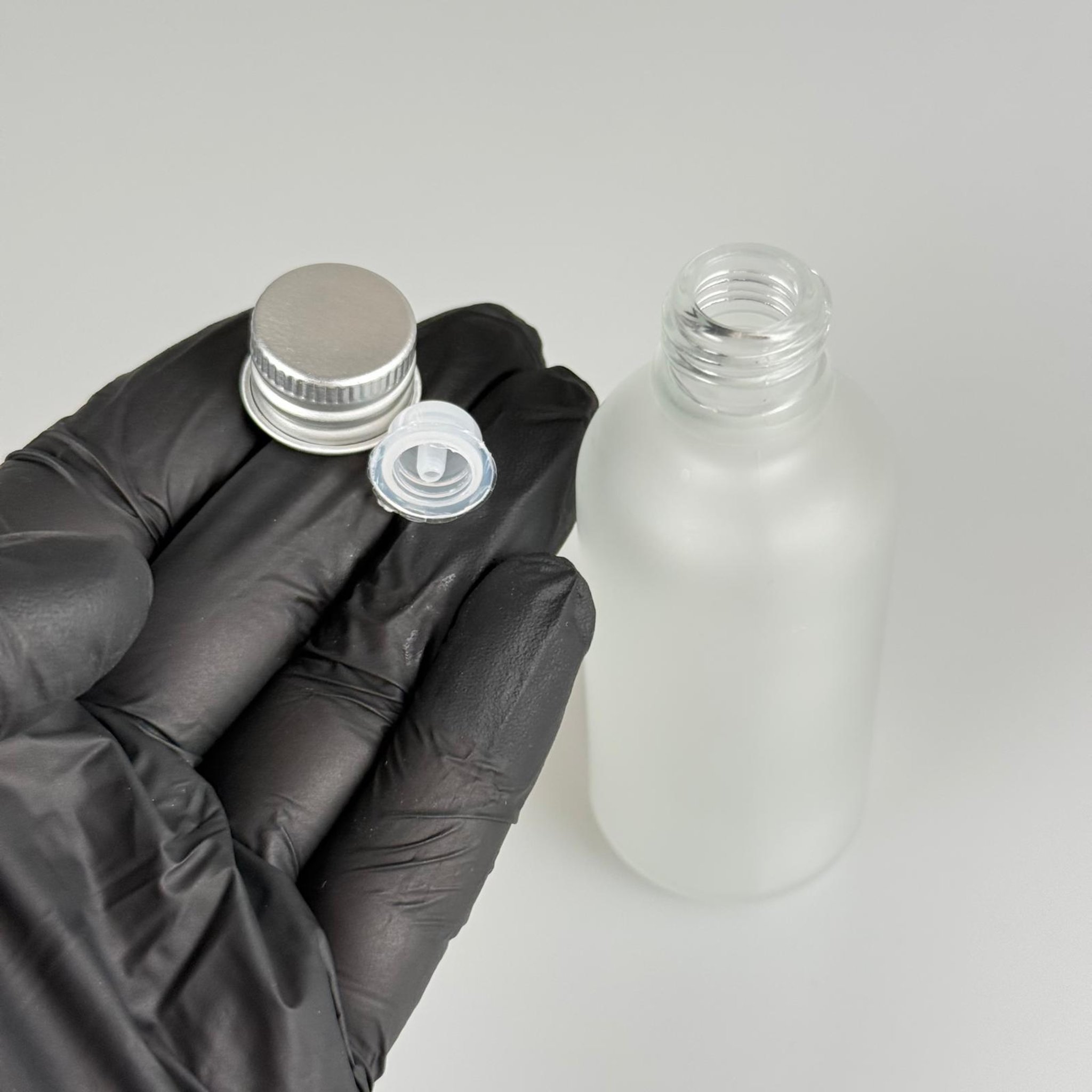 50 CC BUZLU CAM ŞİŞE + KÖPÜK CONTALI GÜMÜŞ ALÜMİNYUM METAL KAPAKLI + DAMLALIKLI KOLONYA TIPALI TAKIM - 50 ML BUZLU CAM ŞİŞE