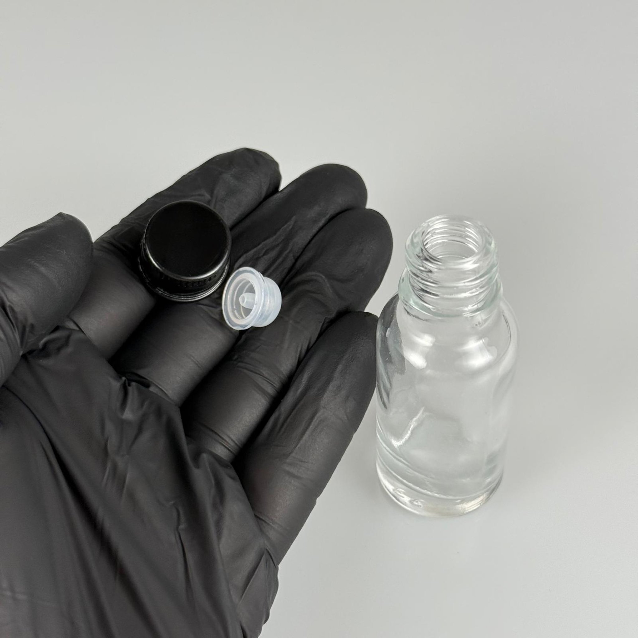 20 CC ŞEFFAF CAM ŞİŞE + KÖPÜK CONTALI SİYAH ALÜMİNYUM METAL KAPAKLI + DAMLALIKLI KOLONYA TIPALI TAKIM - 20 ML ŞEFFAF CAM ŞİŞE