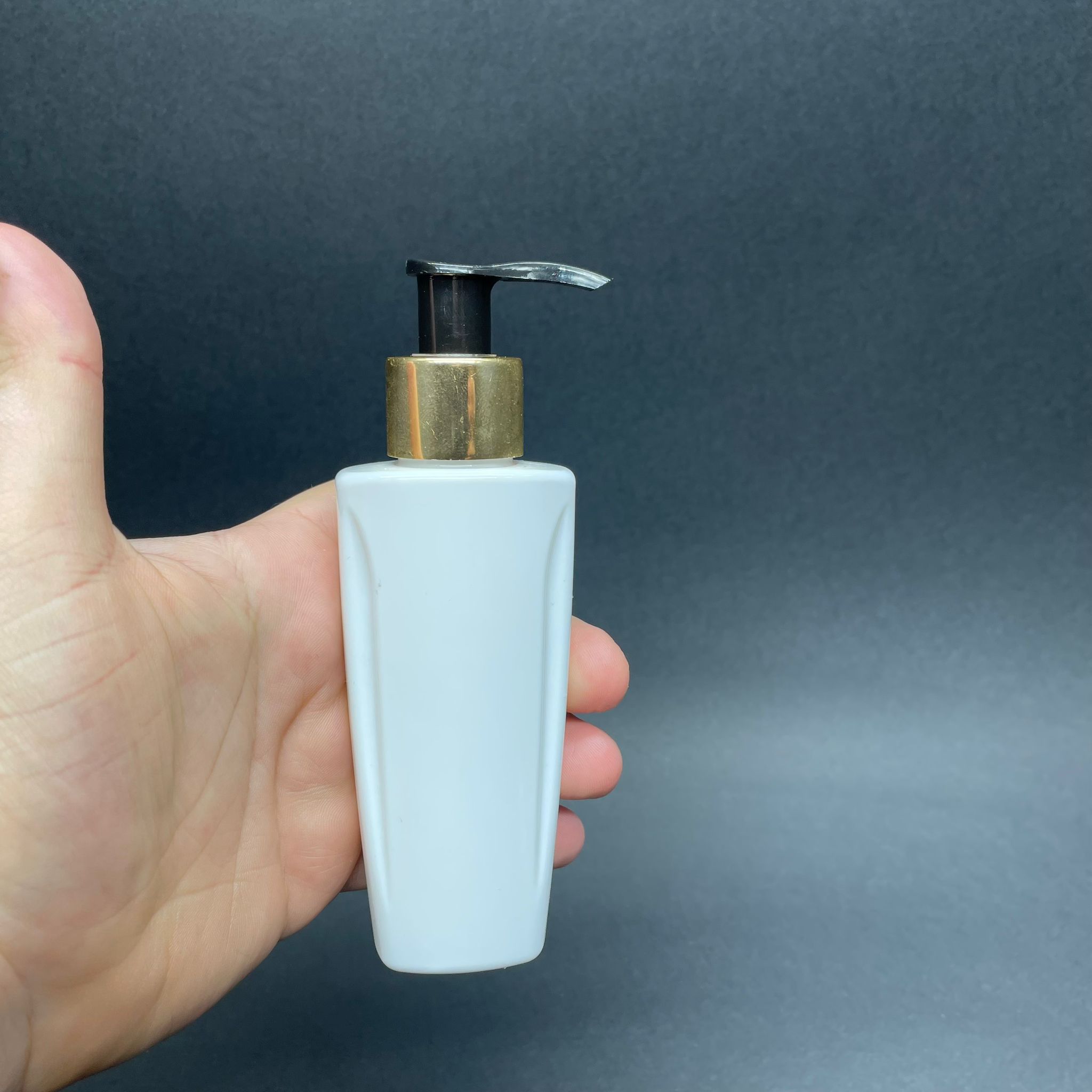 100 CC BEYAZ SERT PET ŞİŞE (LOREAL PARİS MODEL) GOLD POMPALI - 100 ML KOZMETİK PET ŞİŞE