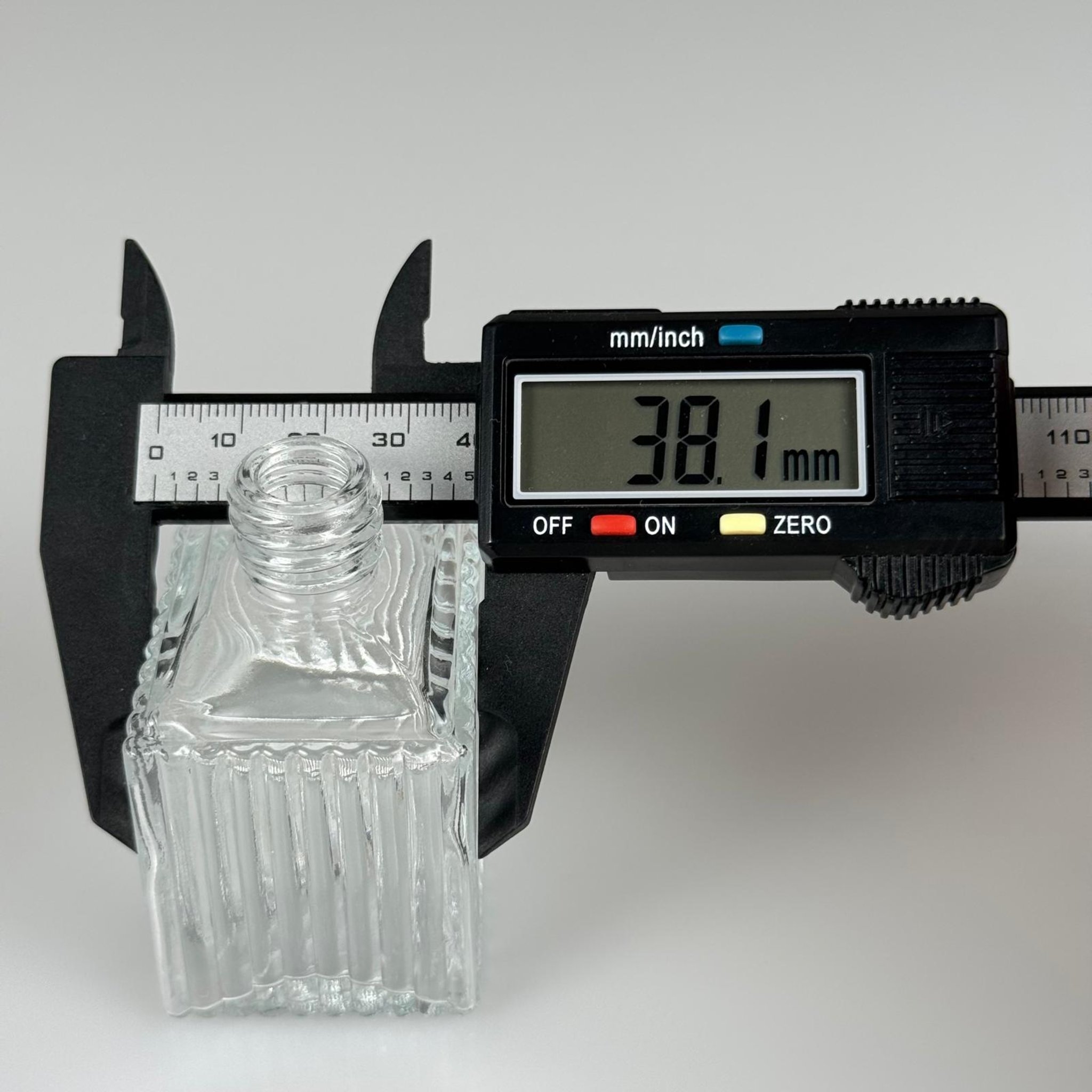 50 CC KÖŞELİ DESENLİ ÇİZGİLİ CAM ŞİŞE + SİYAH ALÜMİNYUM METAL KAPAKLI TAKIM - 50 ML PRESTİJLİ ŞİŞE