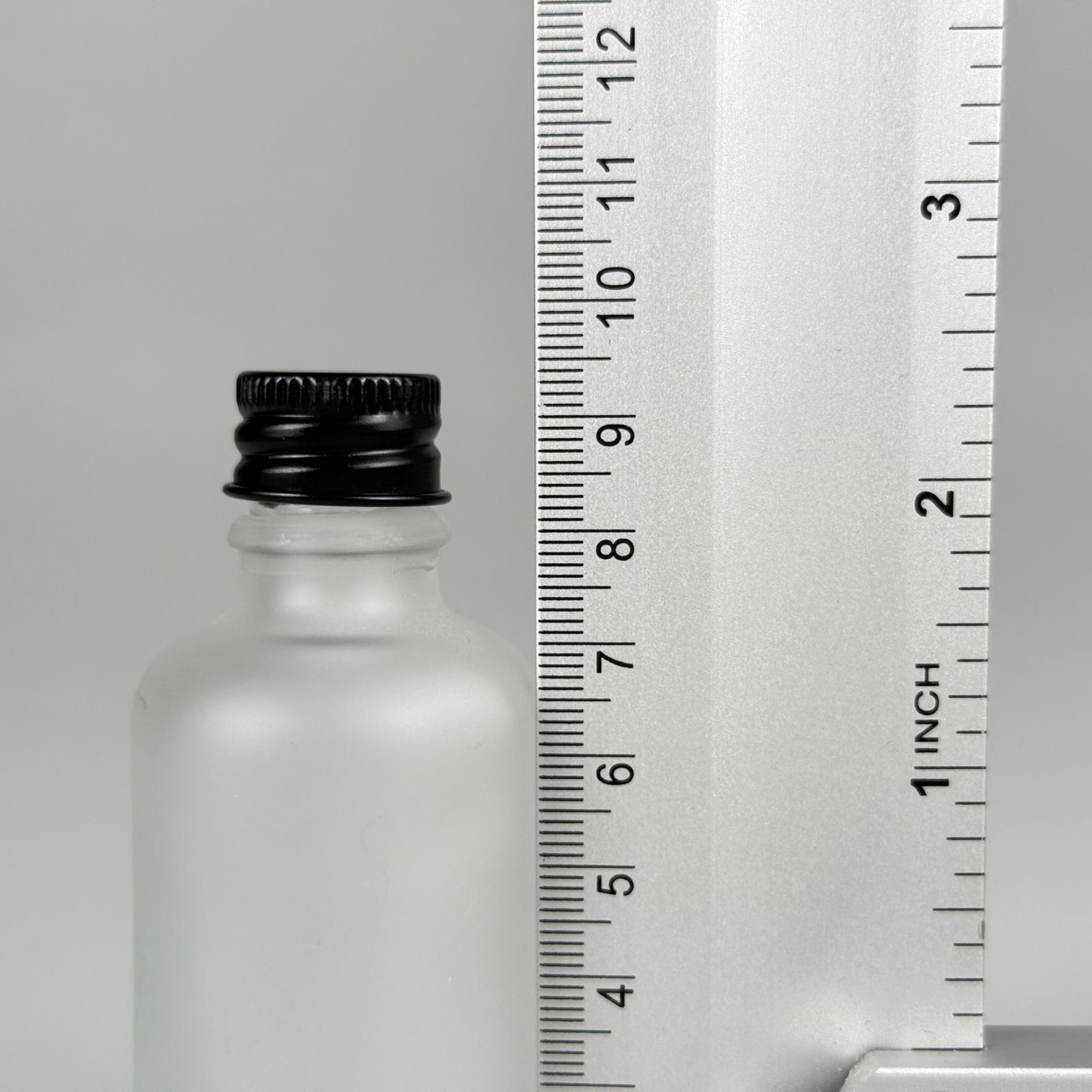 50 CC BUZLU CAM ŞİŞE + KÖPÜK CONTALI SİYAH ALÜMİNYUM METAL KAPAKLI + DAMLALIKLI KOLONYA TIPALI TAKIM - 50 ML BUZLU CAM ŞİŞE