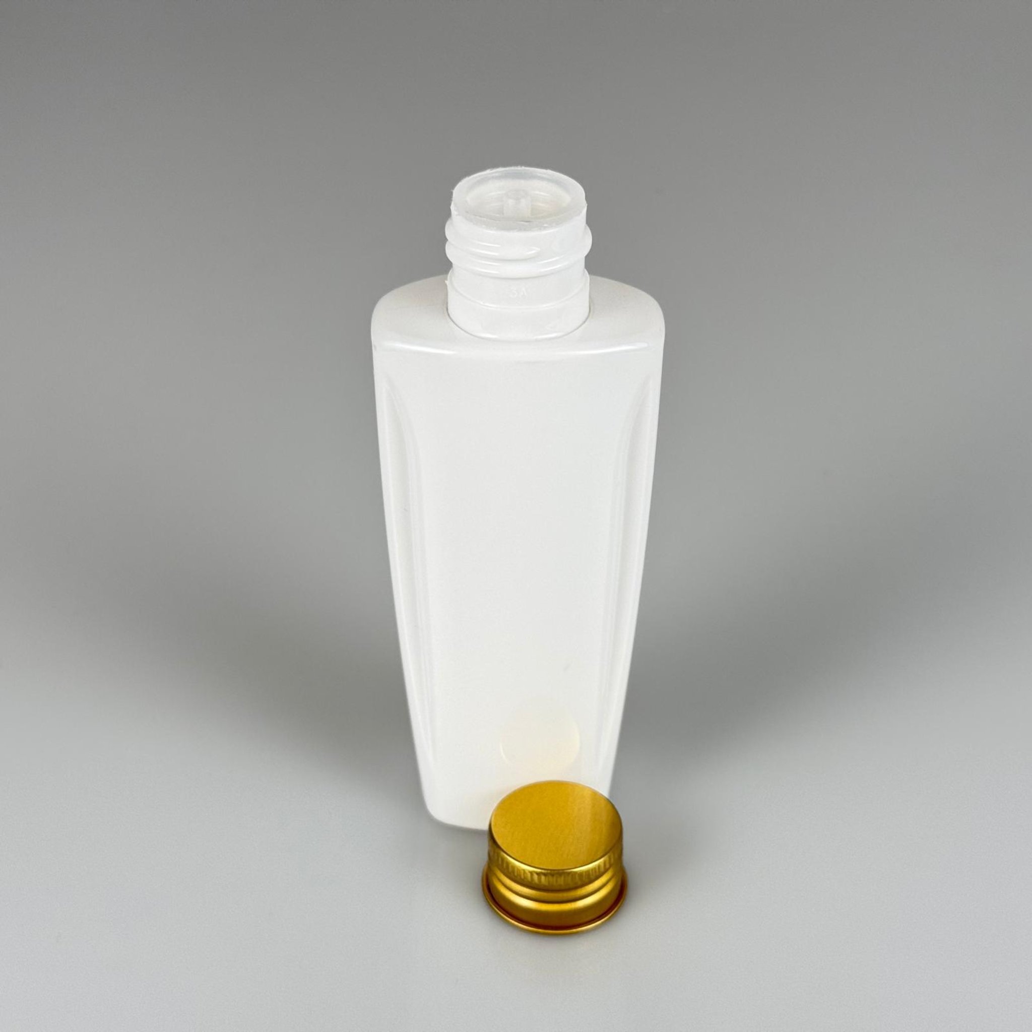 100 CC BEYAZ SERT PET ŞİŞE (LOREAL PARİS MODEL) 24 AĞIZ + KÖPÜK CONTALI GOLD METAL ALÜMİNYUM KAPAK + KOLONYA TIPALI TAKIM - 100 ML KAPAKLI KOZMETİK PLASTİK ŞİŞELER