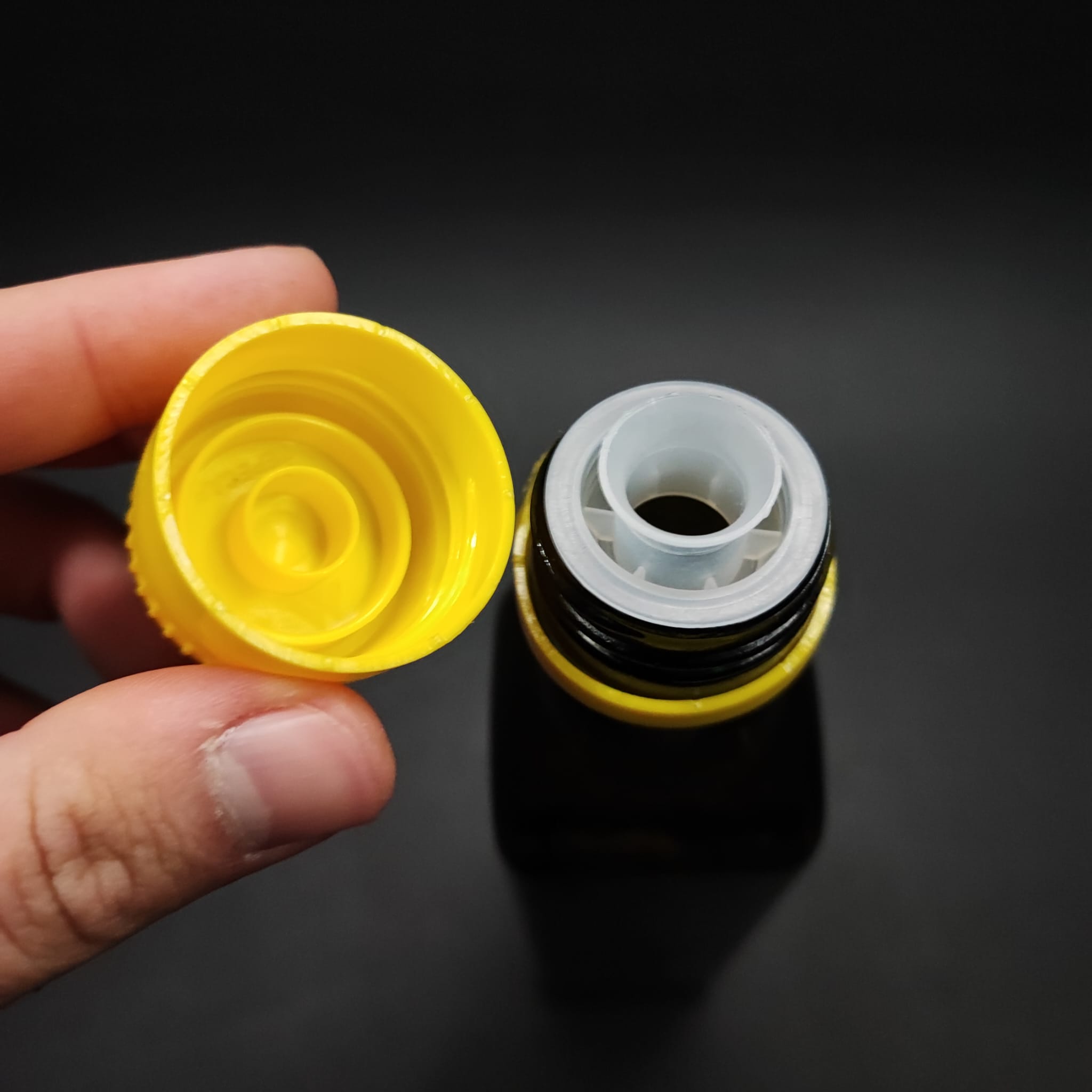 250 CC MARASKA YEŞİL  CAM ŞİŞE - KİLİTLİ SARI AKITICILI DROP - STOP KAPAKLI - 0,25 LİTRE KÖŞELİ KARE YAĞ ŞİŞESİ - SİRKE ŞİŞESİ - ZEYTİNYAĞ İÇİN BOŞ CAM ŞİŞE