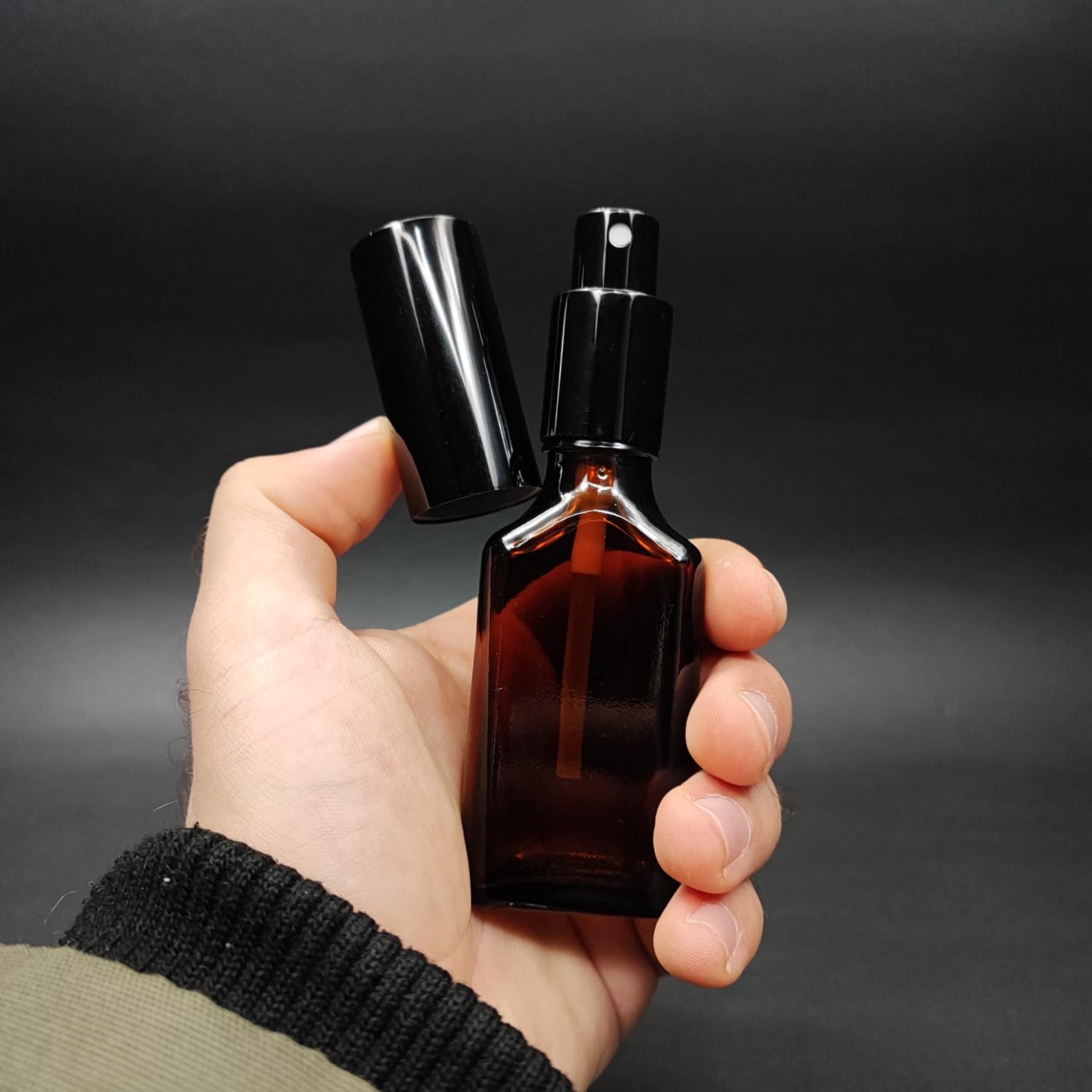 30 ML LÜKS VİDALI VALF ÇEVİRME PARFÜM ŞİŞELERİ - 30 CC AMBER YASSI CAM ŞİŞE - SİYAH SPREYLİ KAPAKLI SET
