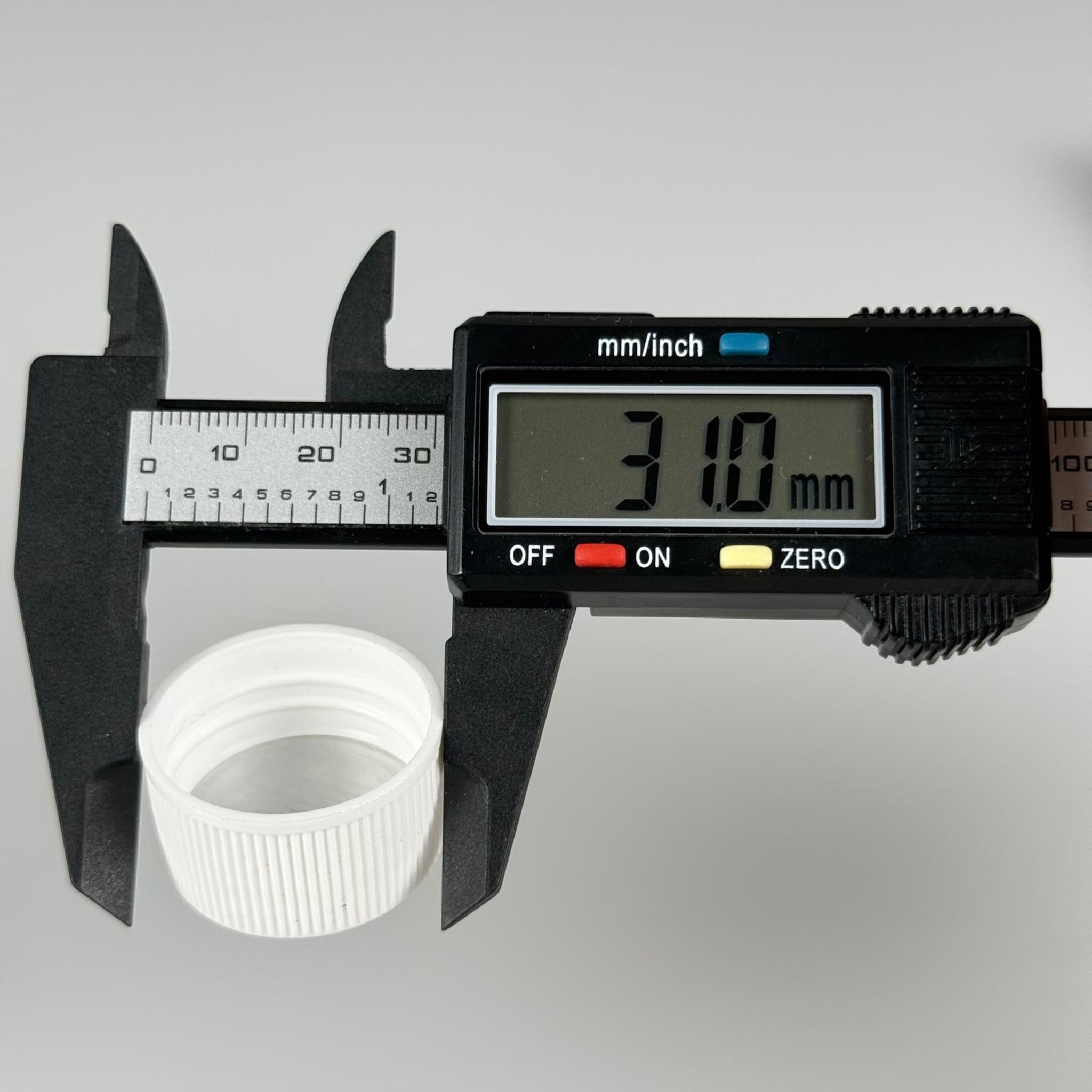 28 MM İNDİKSİYON ALÜMİNYUM FOLYOLU BEYAZ KAPAK - 28 MM PLASTİK KAPAK (POLİETİLEN ŞİŞELER İÇİN)