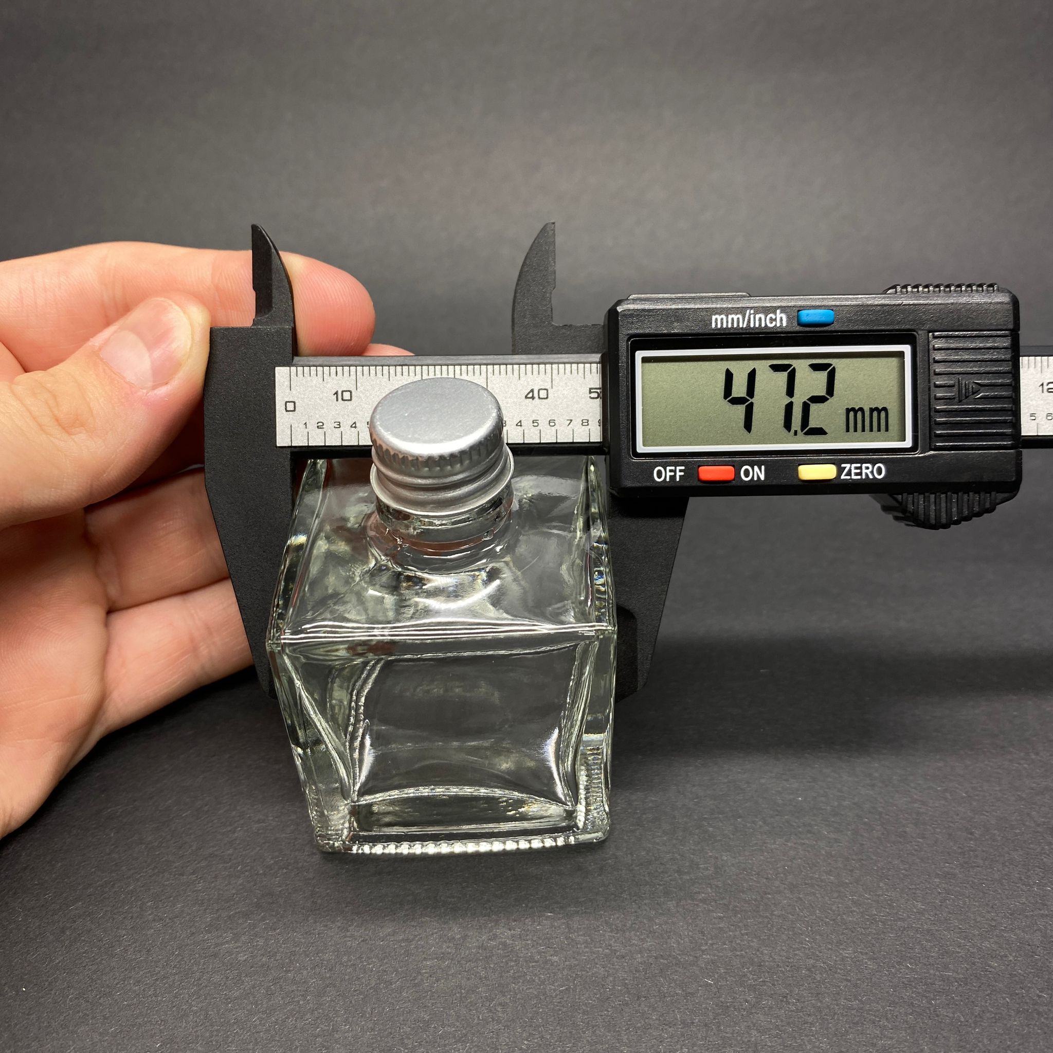 HEDİYELİK CAM KOLONYA ŞİŞESİ - 50 ML KARE ŞİŞE + GÜMÜŞ  METAL KAPAK + KOLONYA TIPALI TAKIM