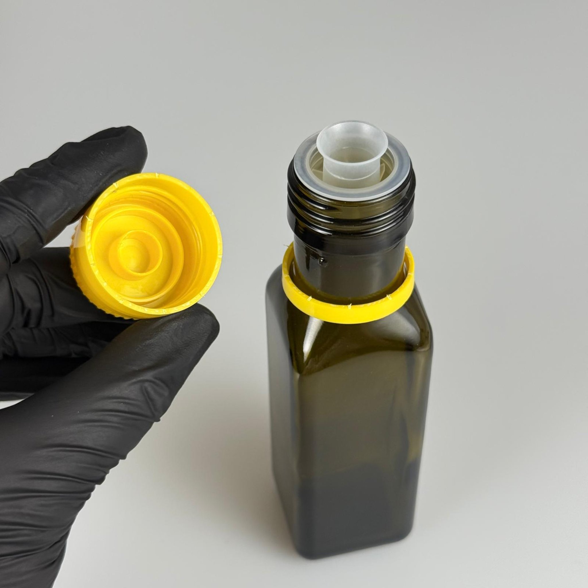 100 CC MARASKA CAM ŞİŞE KOYU YEŞİL (31 MM AĞIZ) - AKITICILI SARI KİLİTLİ KAPAKLI - 100 ML KÖŞELİ KARE MARASCA YAĞ VE SOS ŞİŞELERİ