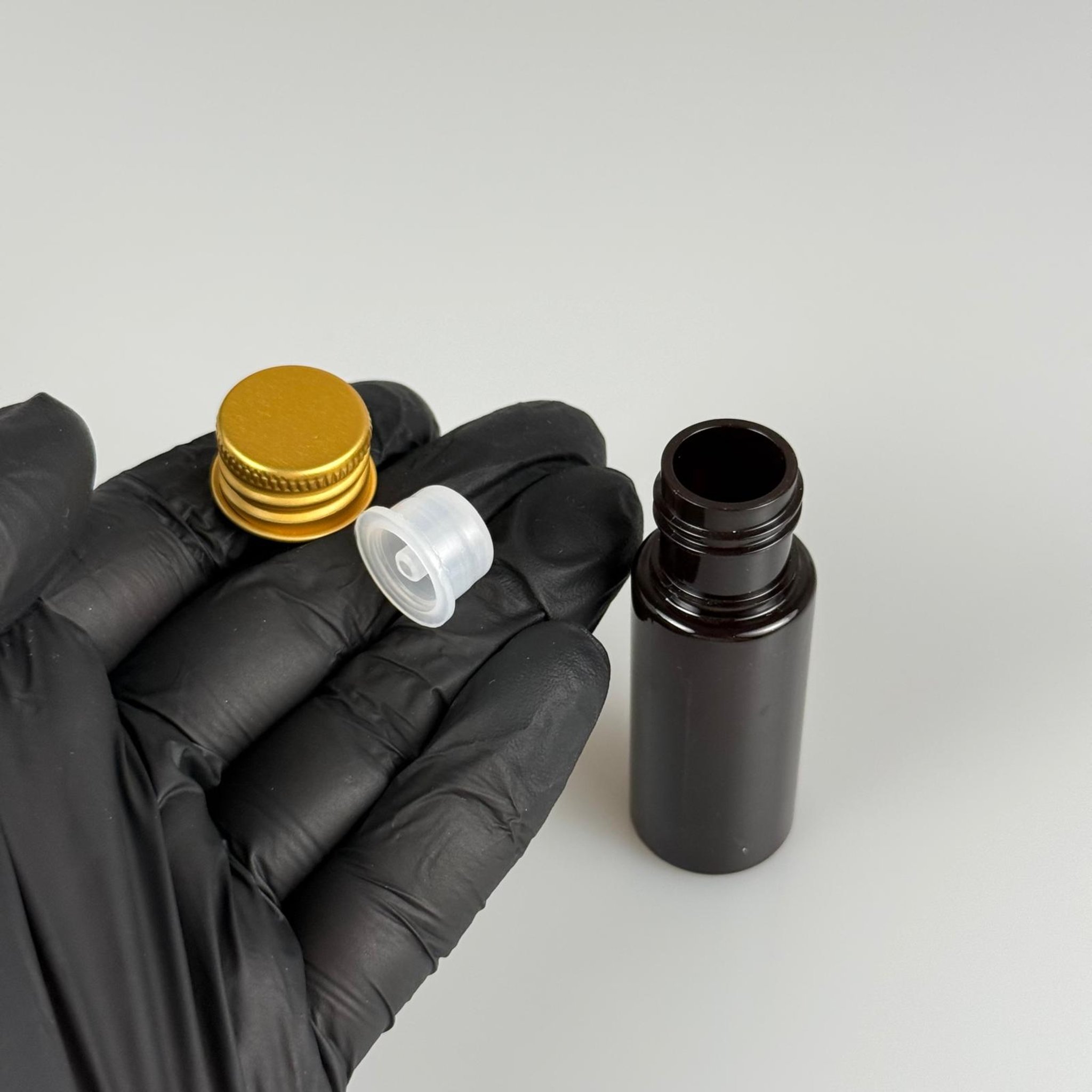 15 CC AMBER SİLİNDİR PET ŞİŞE + KÖPÜK CONTALI GOLD ALÜMİNYUM METAL KAPAKLI + DAMLALIKLI KOLONYA TIPALI TAKIML - 15 ML KAHVERENGİ PET ŞİŞE