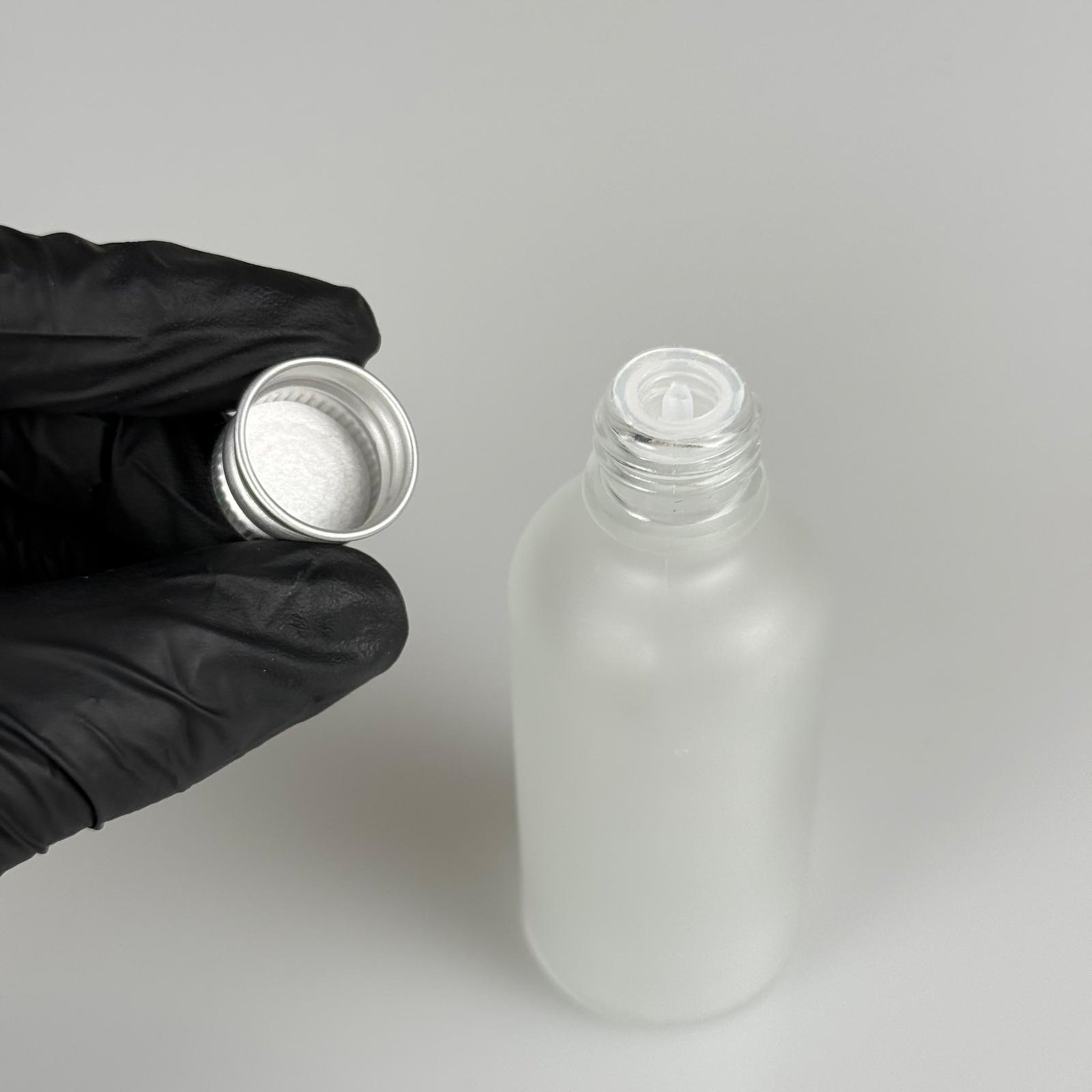 50 CC BUZLU CAM ŞİŞE + KÖPÜK CONTALI GÜMÜŞ ALÜMİNYUM METAL KAPAKLI + DAMLALIKLI KOLONYA TIPALI TAKIM - 50 ML BUZLU CAM ŞİŞE