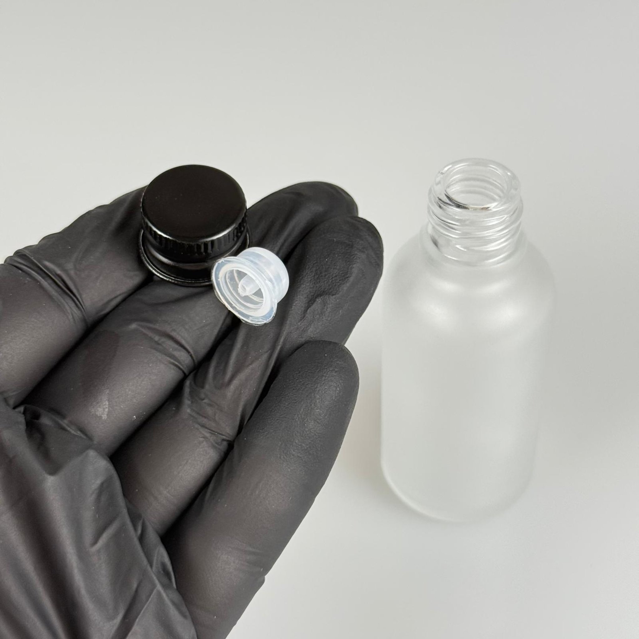 30 CC BUZLU CAM ŞİŞE + KÖPÜK CONTALI SİYAH ALÜMİNYUM METAL KAPAKLI + DAMLALIKLI KOLONYA TIPALI TAKIM - 30 ML BUZLU CAM ŞİŞE