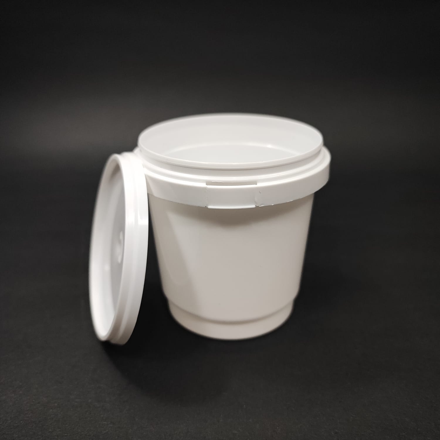 150 CC PLASTİK KOVA - BEYAZ- 150 ML GIDAYA UYGUN SIZDIRMAZ KİLİTLİ KAPAKLI KOVA - YOĞURT KOVASI, NUMUNE KOVASI, OYUN HAMURU KUTUSU, TATLI KASESİ , DONDURMA KUTUSU , KREM KUTUSU , VAZELİN KUTUSU VB ALANLARDA KULLANILABİLİR.