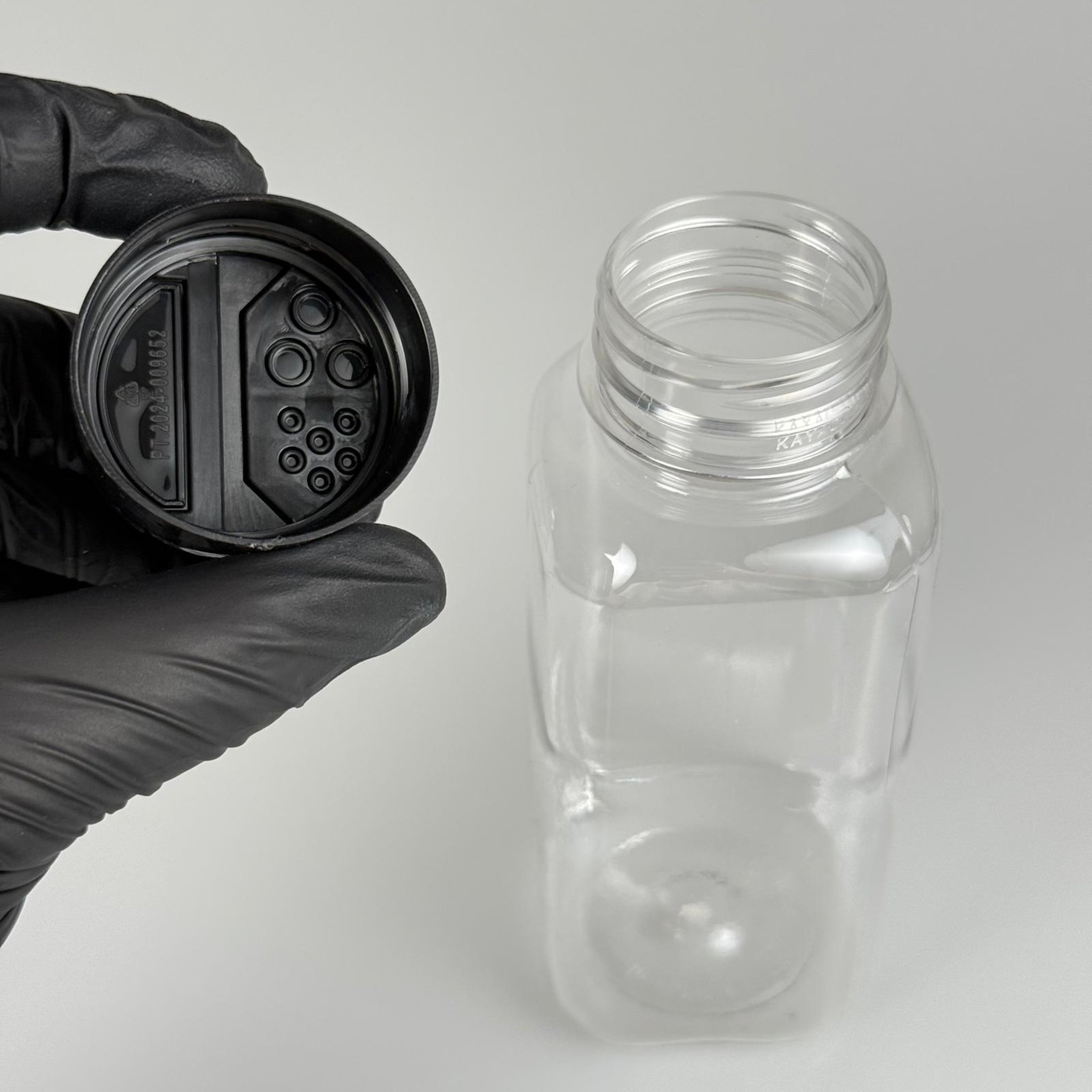 PLASTİK KARE BAHARATLIK KAVANOZ - 300 ML PET BAHARAT, TOZ, PUDRA VB İÇİN PET ŞİŞE - SİYAH AÇILIR KAPANIR DELİKLİ KAPAKLI TAKIM - 300 CC