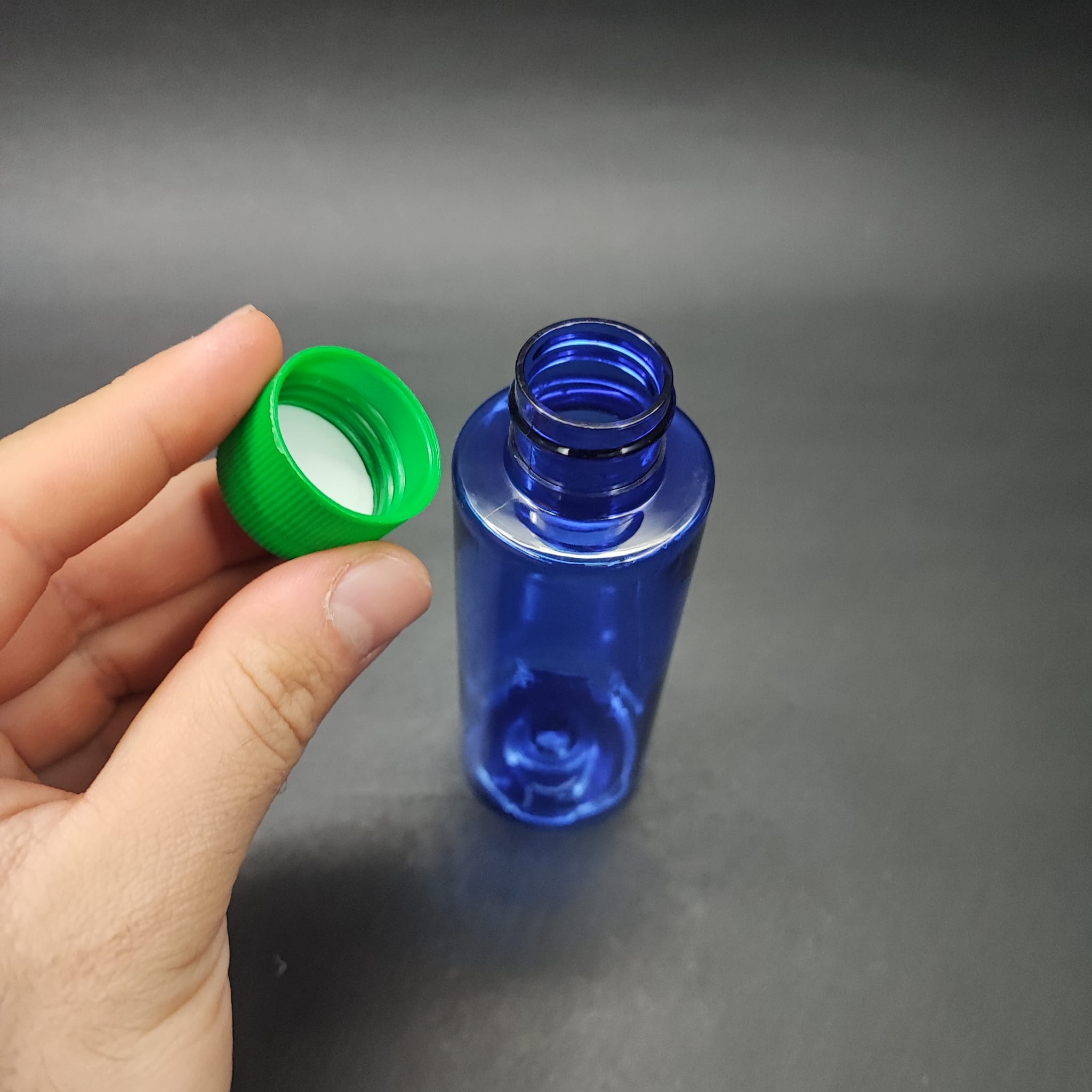 100 CC MAVİ SERT PET ŞİŞE - CONTALI YEŞİL KAPAKLI - 100 ML KAPAKLI PLASTİK ŞİŞE