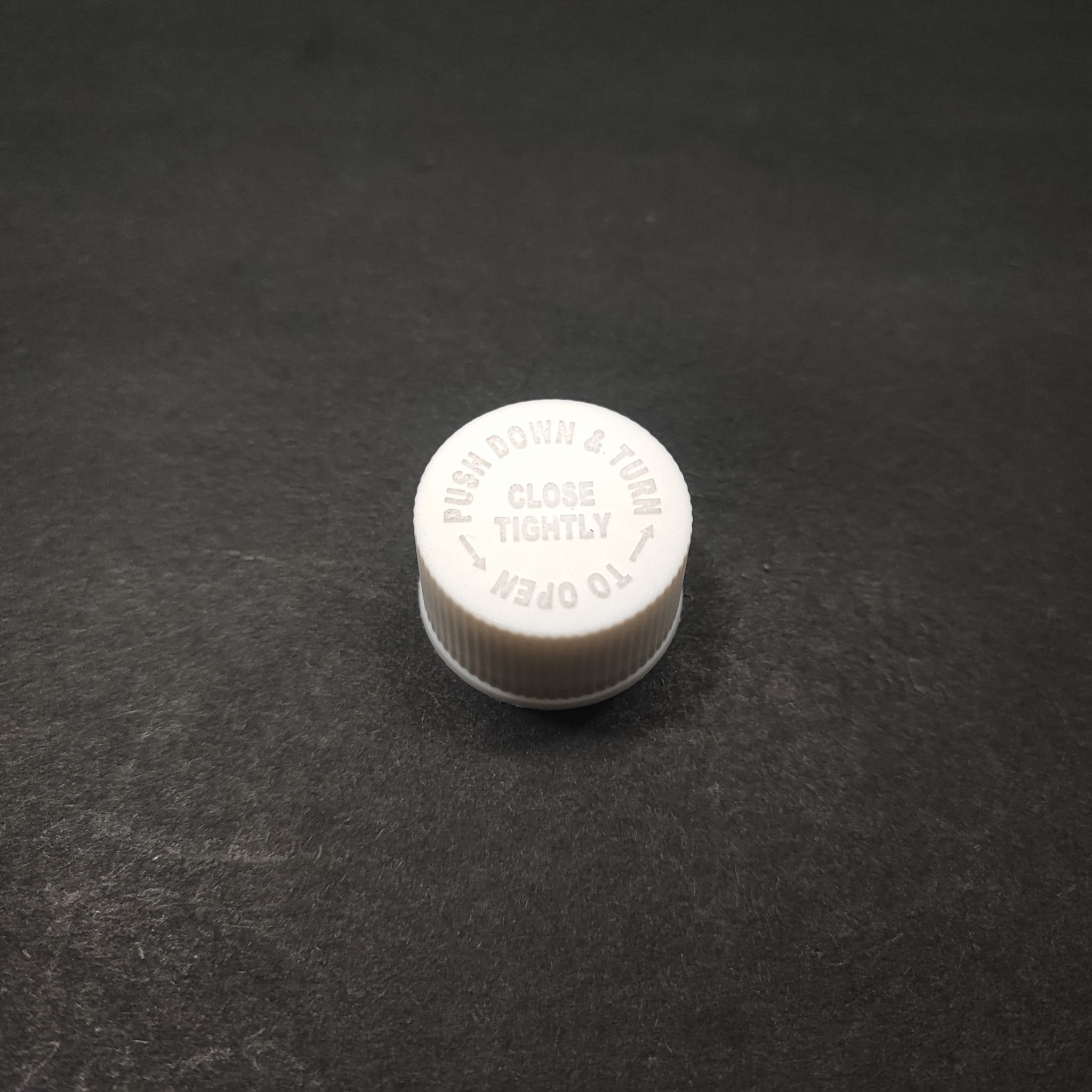 24 MM ÇOCUK KİLİTLİ BEYAZ KAPAK