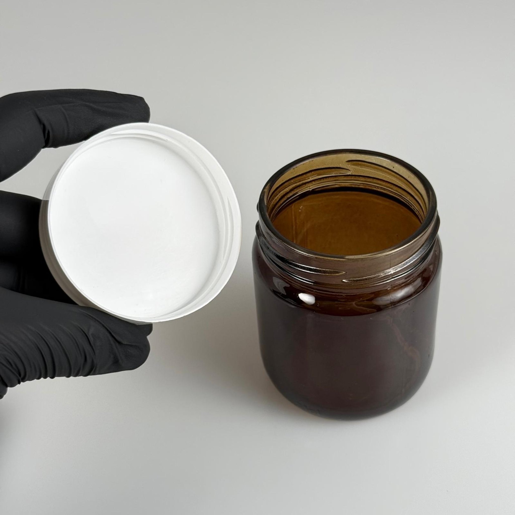 210 CC AMBER CAM KAVANOZ - BEYAZ PLASTİK KAPAKLI - 210 ML KAHVERENGİ CAM KAVANOZ (KARGODA ÇİZİLEBİLİR - İADESİ YOKTUR)