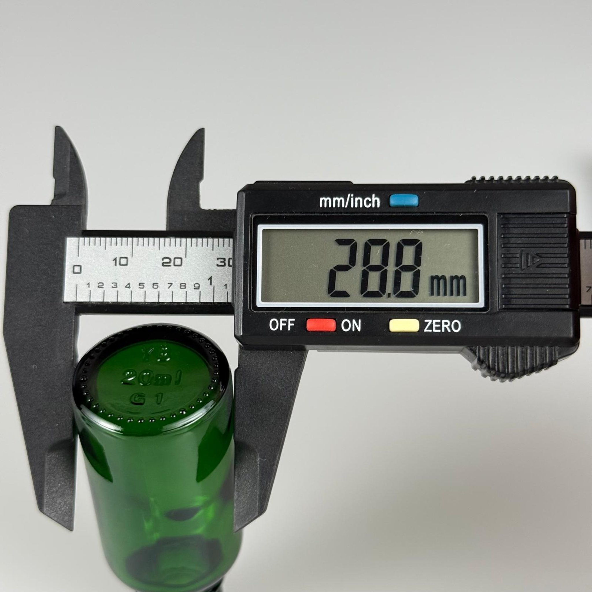 20 CC YEŞİL CAM ŞİŞE + KÖPÜK CONTALI SİYAH ALÜMİNYUM METAL KAPAKLI TAKIM - 20 ML YEŞİL CAM ŞİŞE