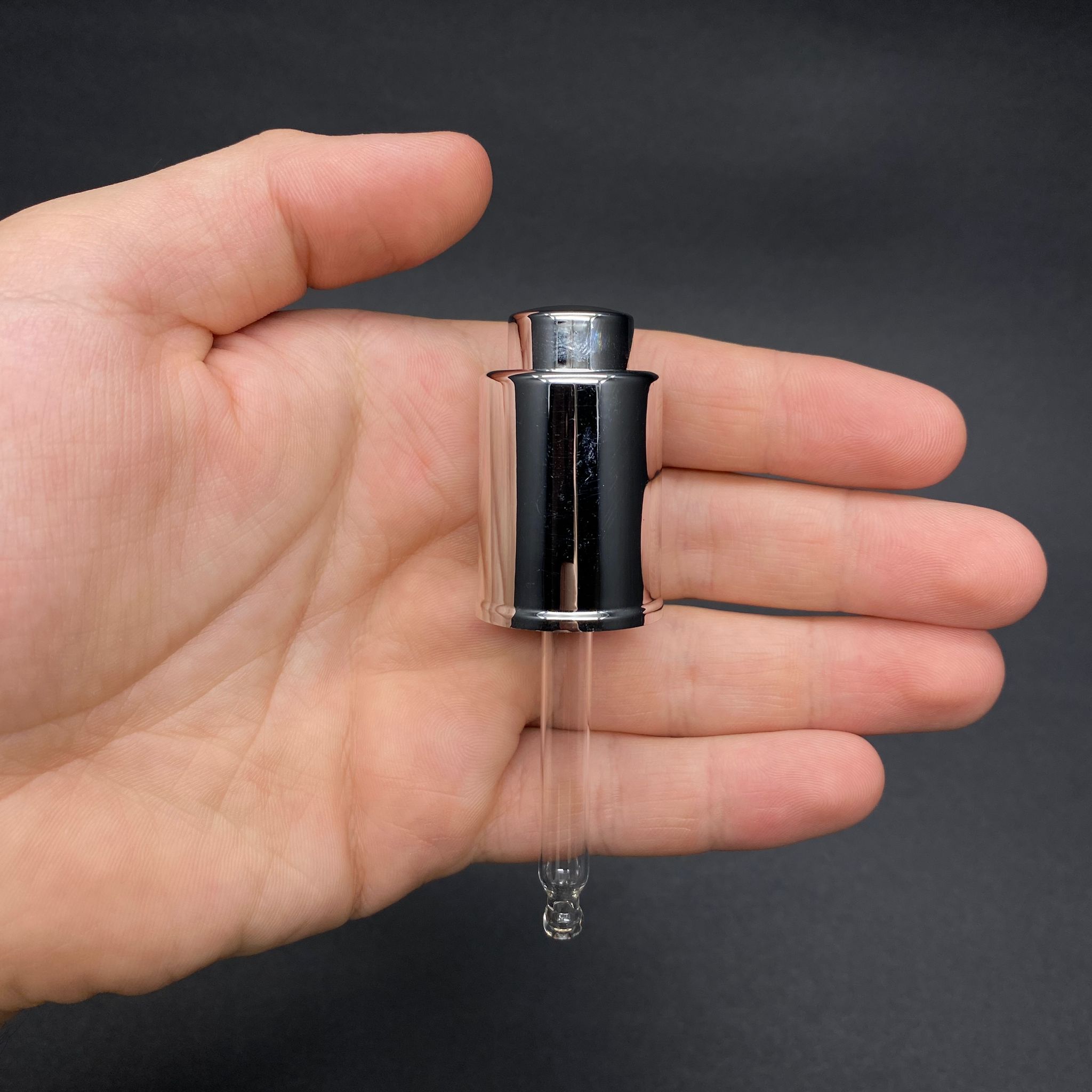 20 MM CAM DAMLALIK TAKIM - BASMALI GÜMÜŞ DAMLALIK (İÇİ KÖPÜK CONTALI) + 65 MM CAM PİPET - 30 CC OMUZLU SERUM ŞİŞESİ İÇİN