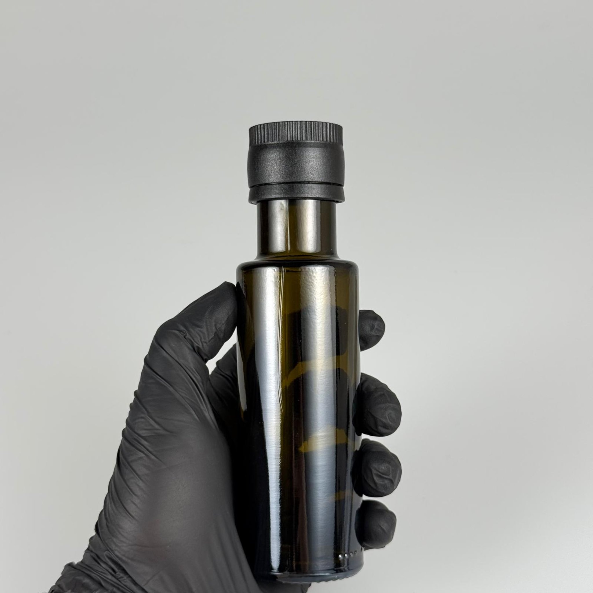 100 CC DORİKA CAM ŞİŞE KOYU YEŞİL (31 MM AĞIZ) - BİLYELİ SİYAH KİLİTLİ KAPAKLI - 100 ML SİLİNDİR DORİCA YAĞ VE SOS ŞİŞELERİ