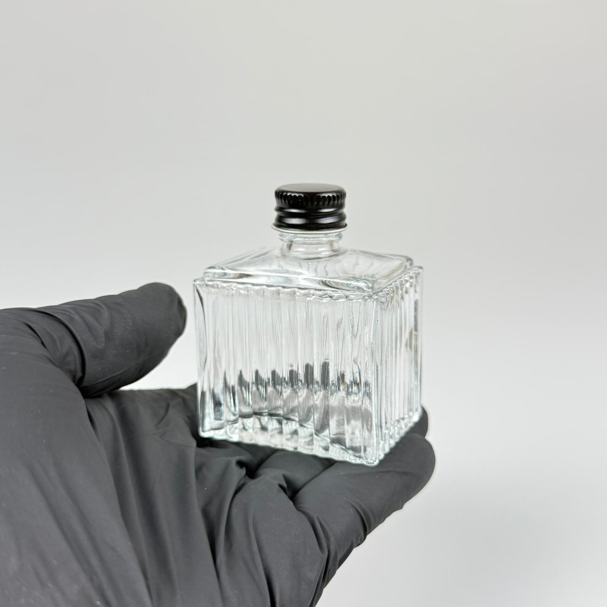 50 CC KÖŞELİ DESENLİ ÇİZGİLİ CAM ŞİŞE - SİYAH METAL KAPAKLI KOLONYA TIPALI - 50 ML PRESTİJLİ ŞİŞE