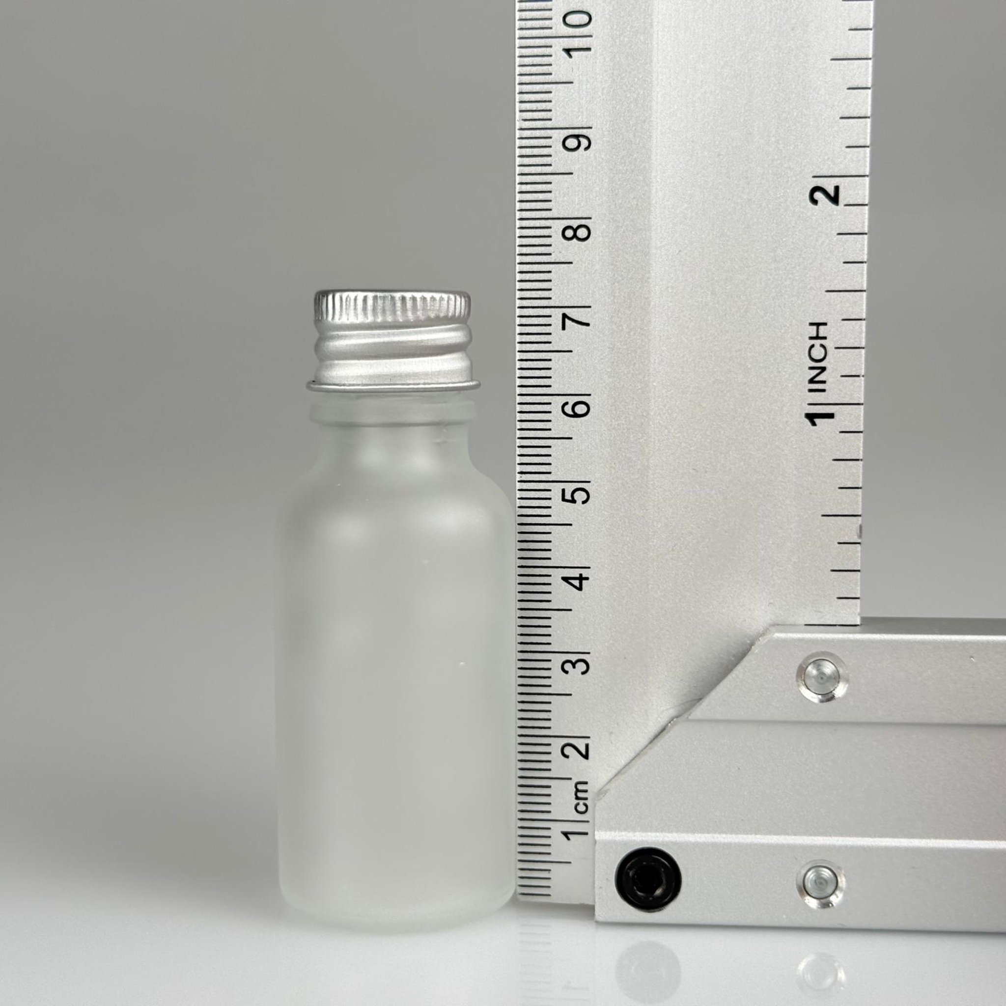 20 CC BUZLU CAM ŞİŞE + KÖPÜK CONTALI GÜMÜŞ ALÜMİNYUM METAL KAPAKLI + DAMLALIKLI KOLONYA TIPALI TAKIM - 20 ML BUZLU CAM ŞİŞE