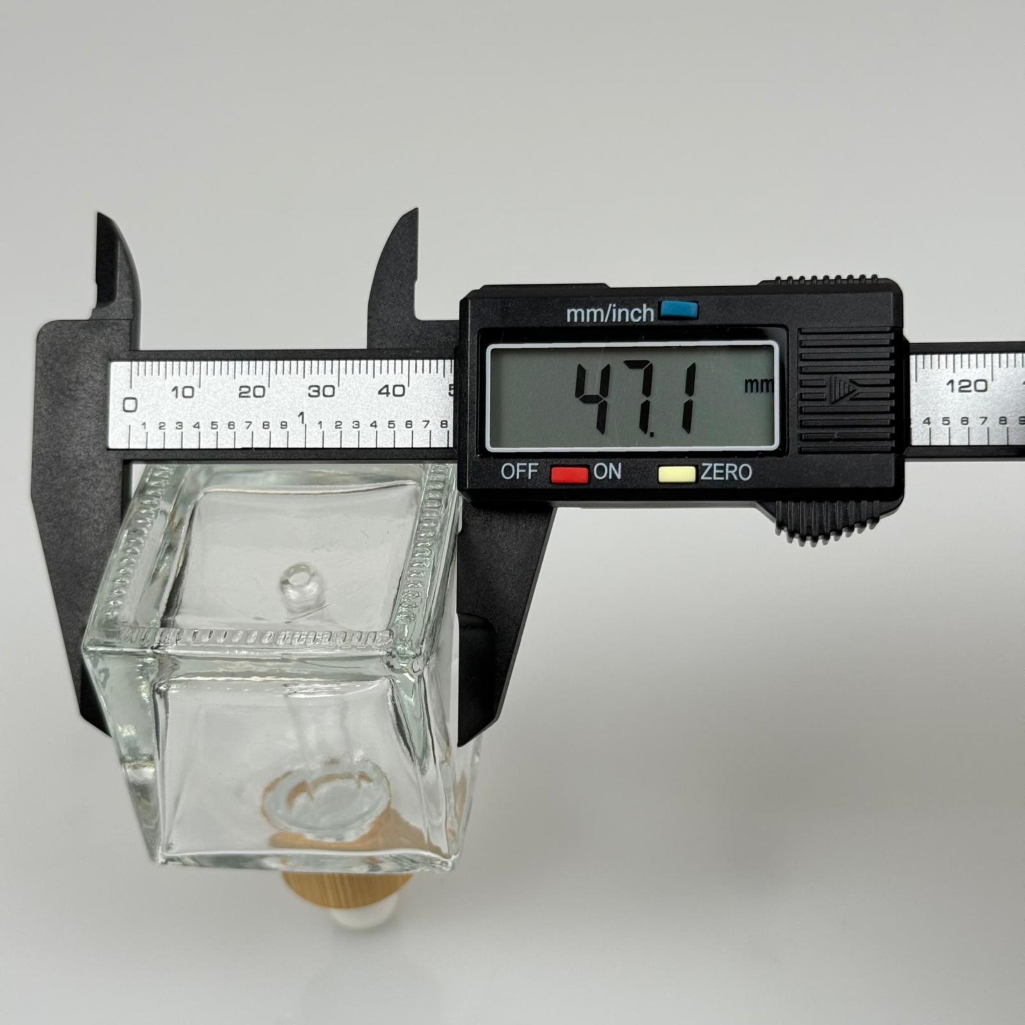 50 CC KARE KÖŞELİ CAM DAMLALIKLI ŞİŞE - BEYAZ EMZİK - BAMBU AHŞAP KAPAK - 50 ML BAMBU KAPAKLI DAMLALIKLI CAM ŞİŞE