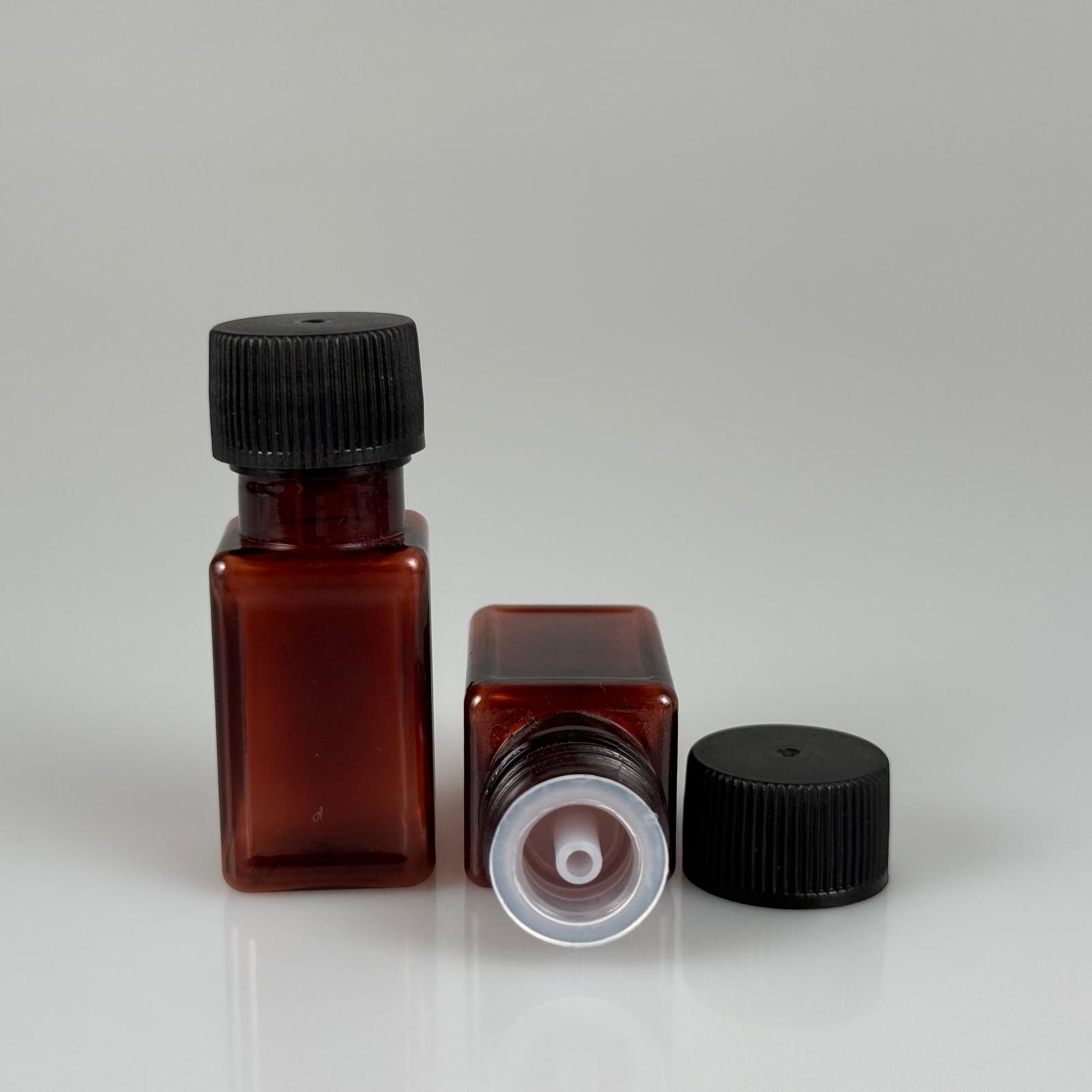 10 CC İÇTEN DAMLALIKLI PLASTİK KARE ŞİŞE -  10 ML AMBER KAHVERENGİ PET ŞİŞE + CONTALI SİYAH KAPAK + KOLONYA TIPALI (DELEREK KULLANILIR) TAKIM