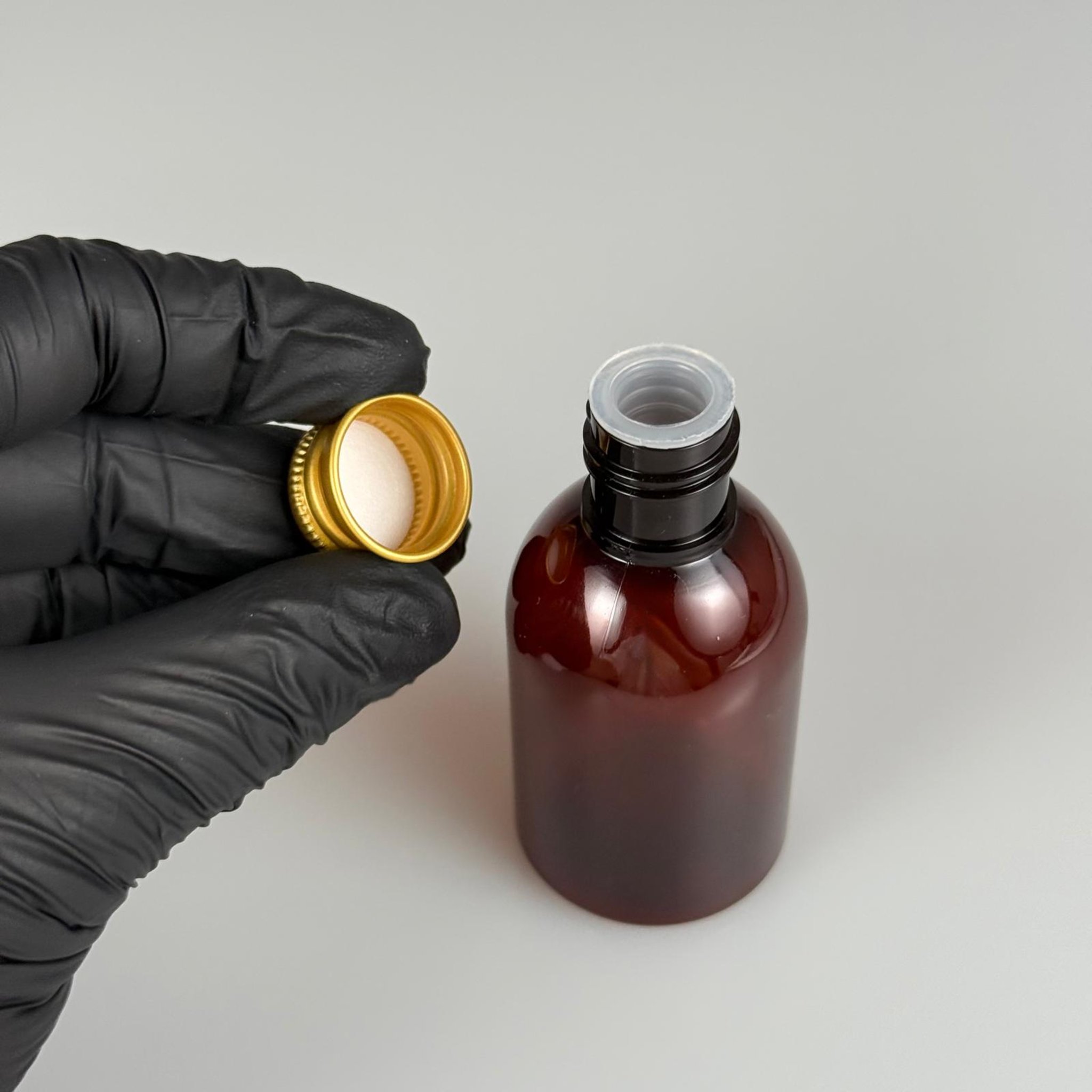 50  CC AMBER PET ŞİŞE + KÖPÜK CONTALI GOLD ALÜMİNYUM METAL KAPAKLI + KÖR TIPALI TAKIM - 50 ML KAHVERENGİ PLASTİK ŞİŞE