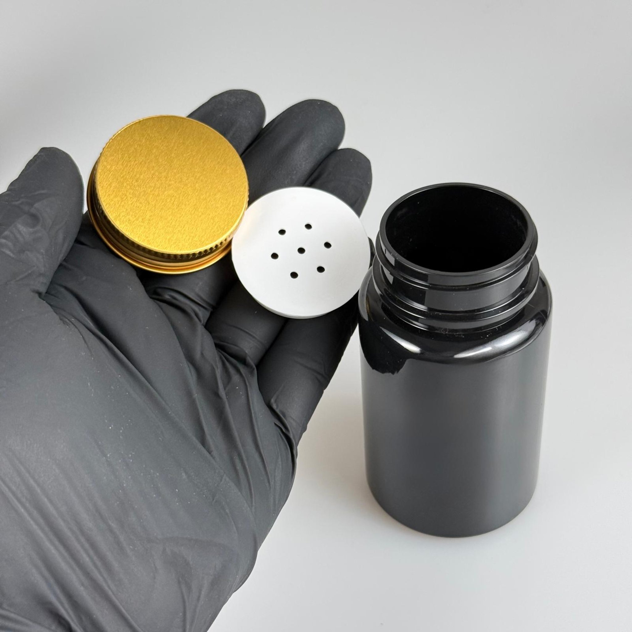 100 CC SİYAH PET PUDRA ŞİŞESİ + KÖPÜK CONTALI GOLD METAL KAPAKLI + PUDRA TIPALI TAKIM - 100 ML PUDRA KUTUSU, EKO TUZLUK