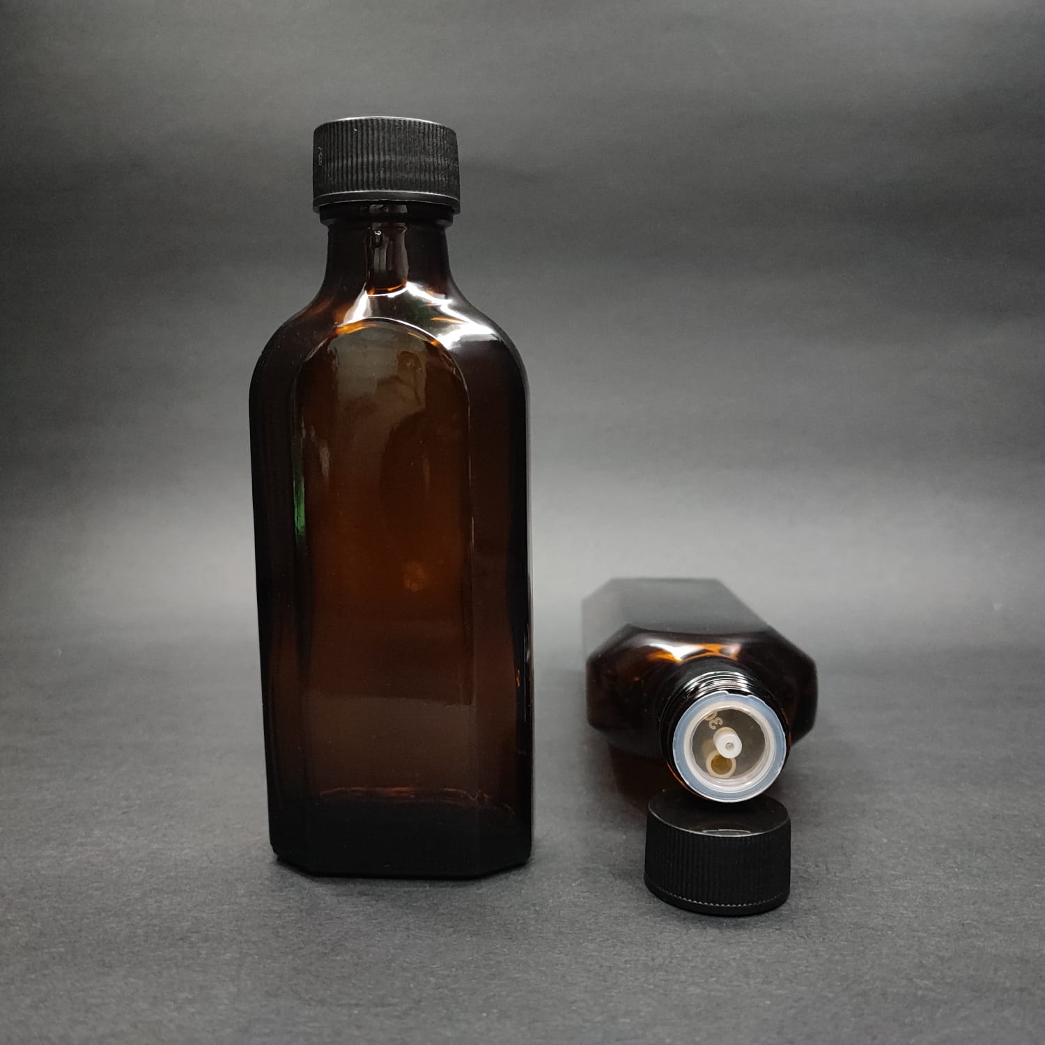 100 ML DOLUMU KOLAY, GENİŞ AĞIZLI İÇTEN DAMLALIKLI YASSI ŞİŞE (25 MM AĞIZ)  - 100 CC SİYAH CONTALI KAPAKLI İÇTEN DAMLALIKLI CAM ECZA ŞİŞESİ - AMBER KAHVERENGİ