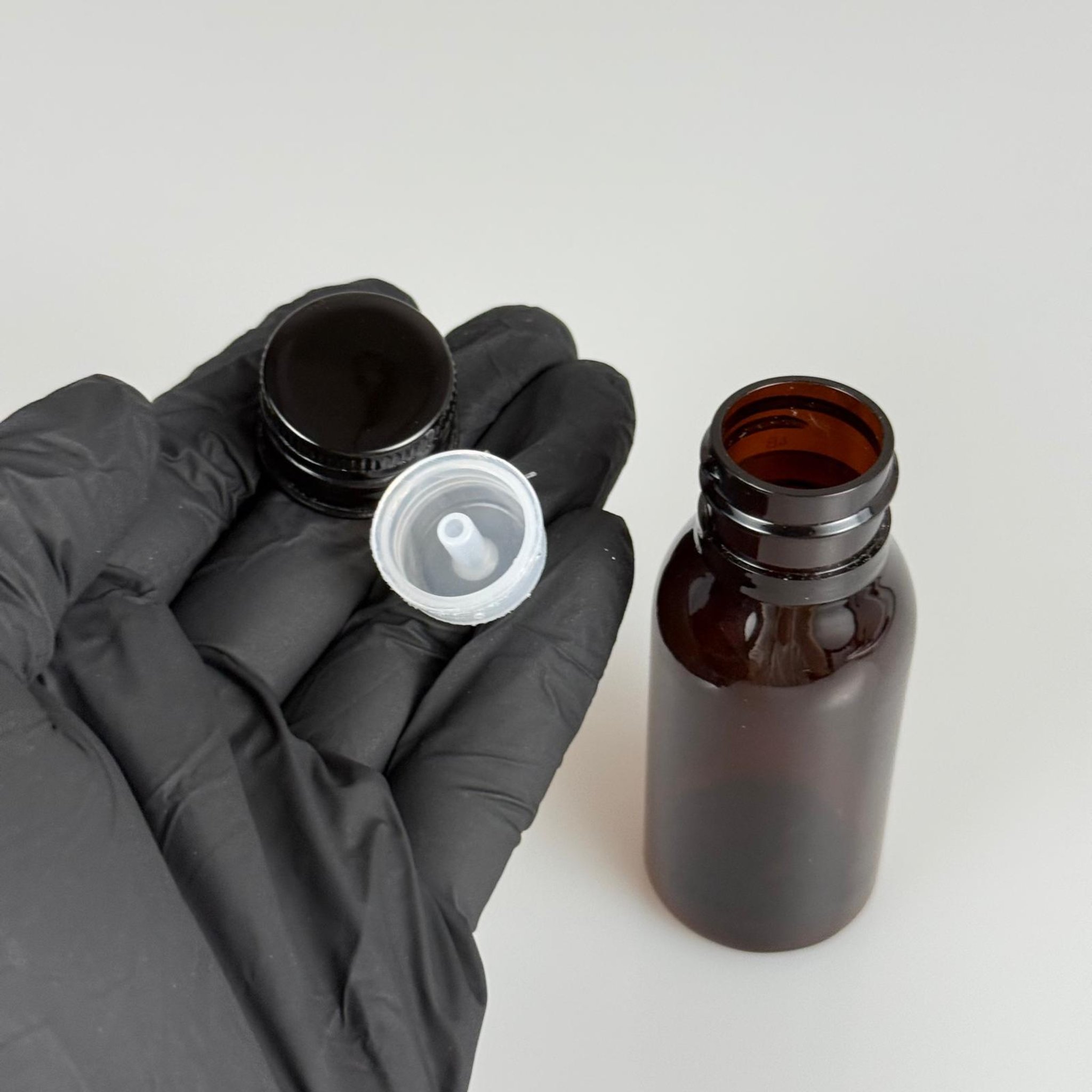 50 CC AMBER SERT MODEL PET ŞİŞE (24 AĞIZ) + KÖPÜK CONTALI SİYAH METAL ALÜMİNYUM KAPAK + KOLONYA TIPALI TAKIM - 50 ML KAPAKLI KAHVERENGİ PLASTİK ŞİŞELER
