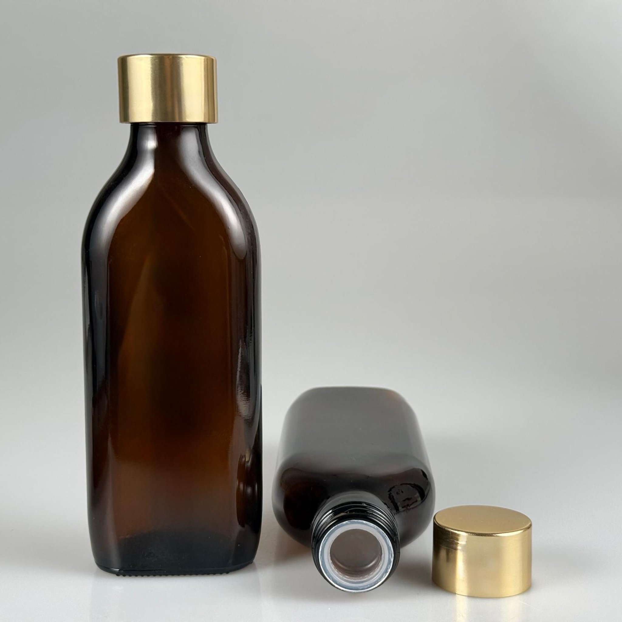 150 CC YASSI AMBER CAM ŞİŞE - ALÜMİNYUM KAPLAMALI GOLD KAPAKLI + KÖR TIPALI TAKIM - 150 ML KAHVERENGİ CAM ŞİŞE