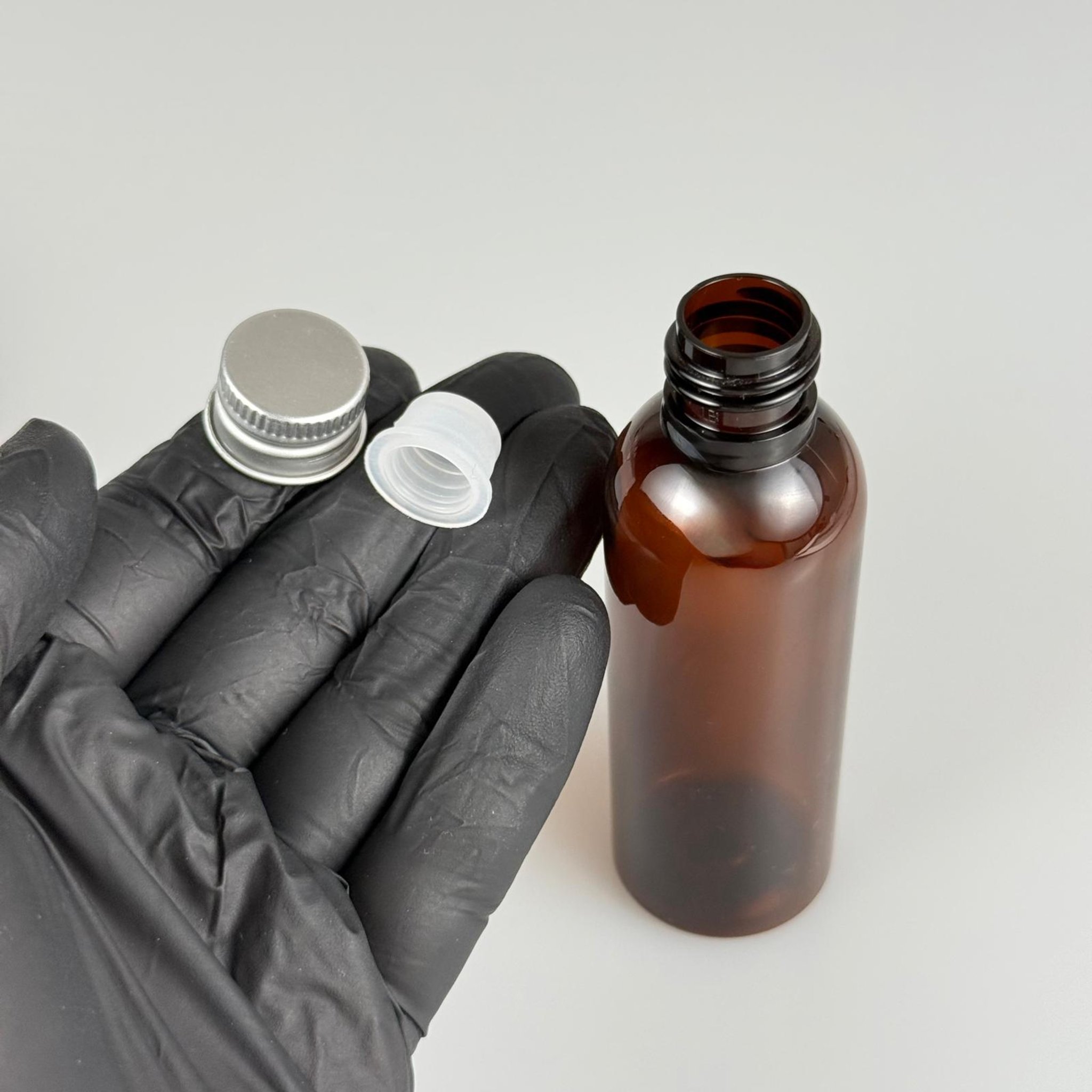 50 CC AMBER SİLİNDİR UZUN MODEL PET ŞİŞE + KÖPÜK CONTALI GÜMÜŞ ALÜMİNYUM METAL KAPAKLI + KÖR TIPALI TAKIM - 50 ML KAHVERENGİ PLASTİK ŞİŞE