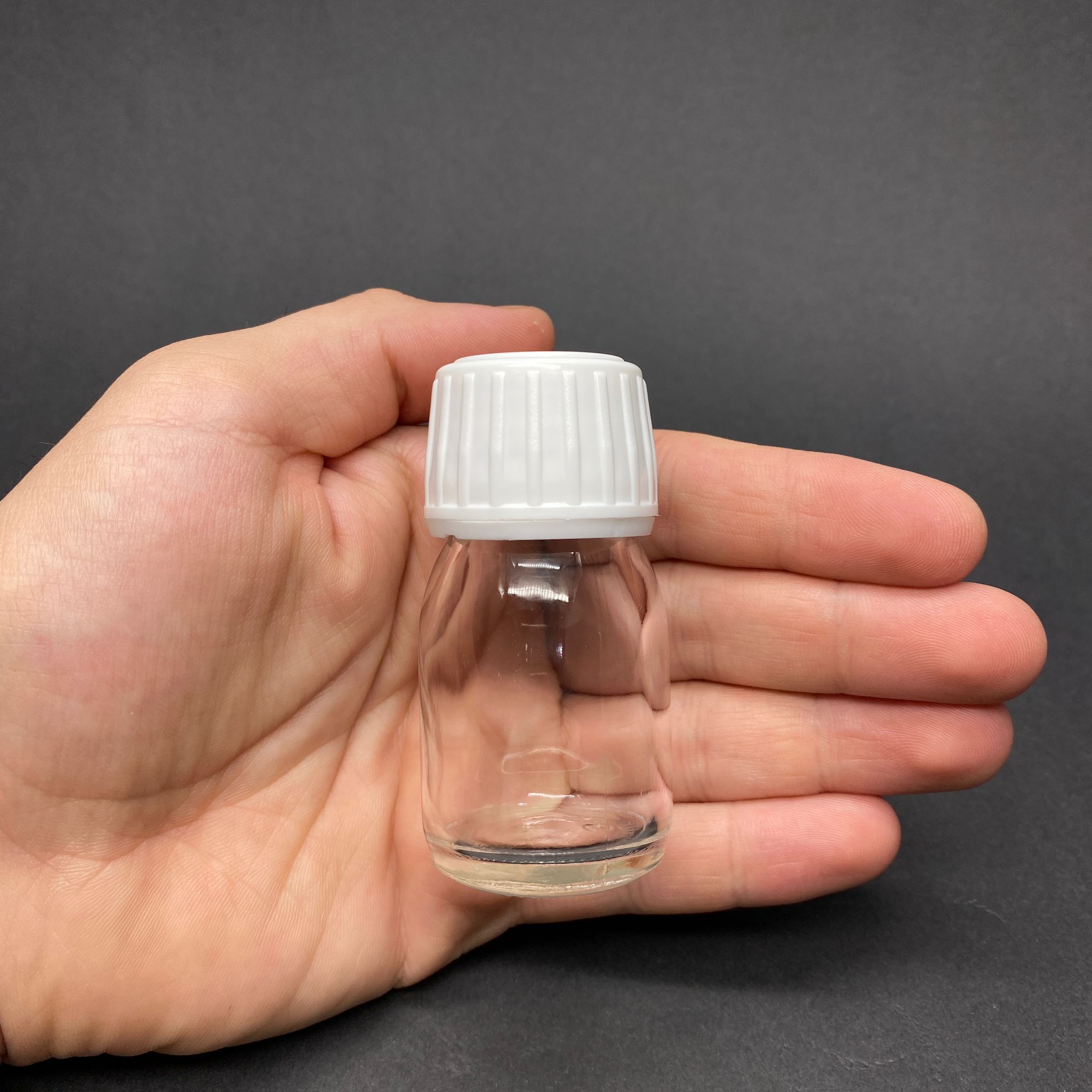30 CC GENİŞ AĞIZLI ŞEFFAF CAM ŞİŞE - BEYAZ KİLİTLİ KAPAKLI - 30 ML CAM ŞİŞE - MİKROPLARDAN KORUNMASI İÇİN İLAÇLANMIŞTIR, SUYA TUTUNCA ŞEFFAF RENGİ ALIR