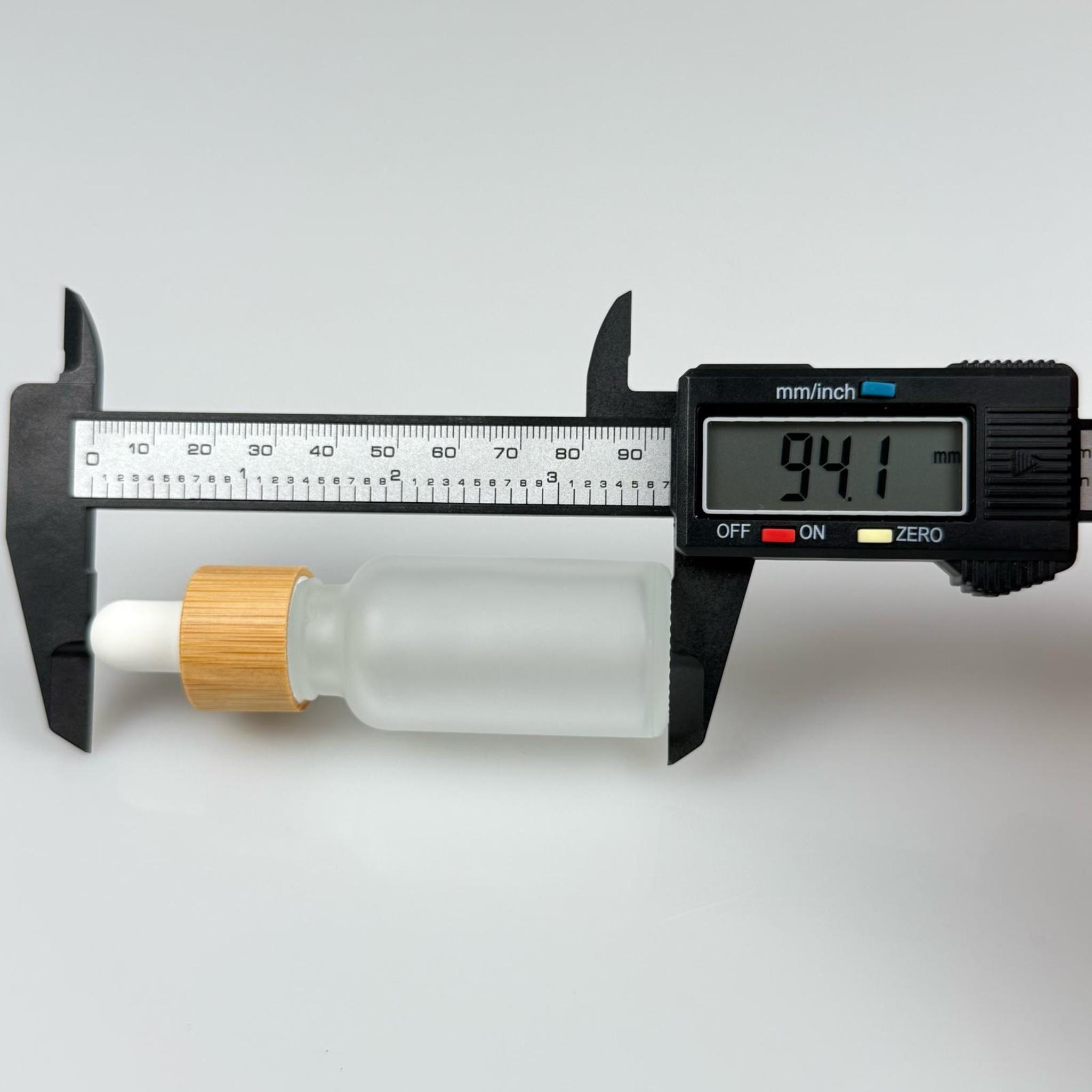 20 CC BUZLU CAM DAMLALIKLI ŞİŞE - BEYAZ EMZİK - BAMBU AHŞAP KAPAK - 20 ML BAMBU KAPAKLI CAM DAMLALIKLI ŞİŞE