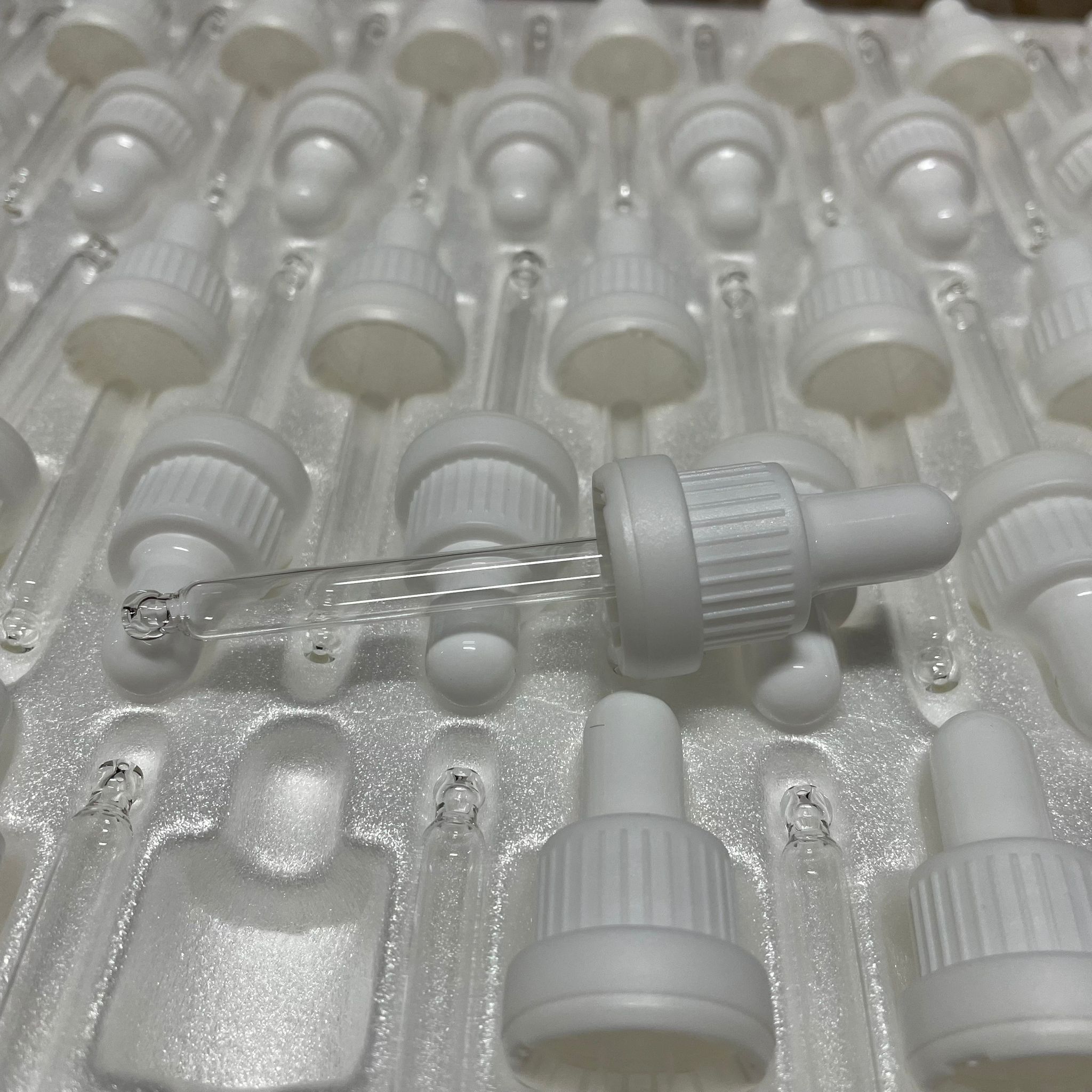 18 MM CAM DAMLALIK TAKIM (TAKILI VE DİZİLİ HALDE) - 30 CC İÇİN BEYAZ EMZİK + BEYAZ KİLİTLİ PLASTİK KAPAK + 76 MM CAM PİPET - 30 CC DROPPER ŞİŞE İÇİN DAMLALIK TAKIMI