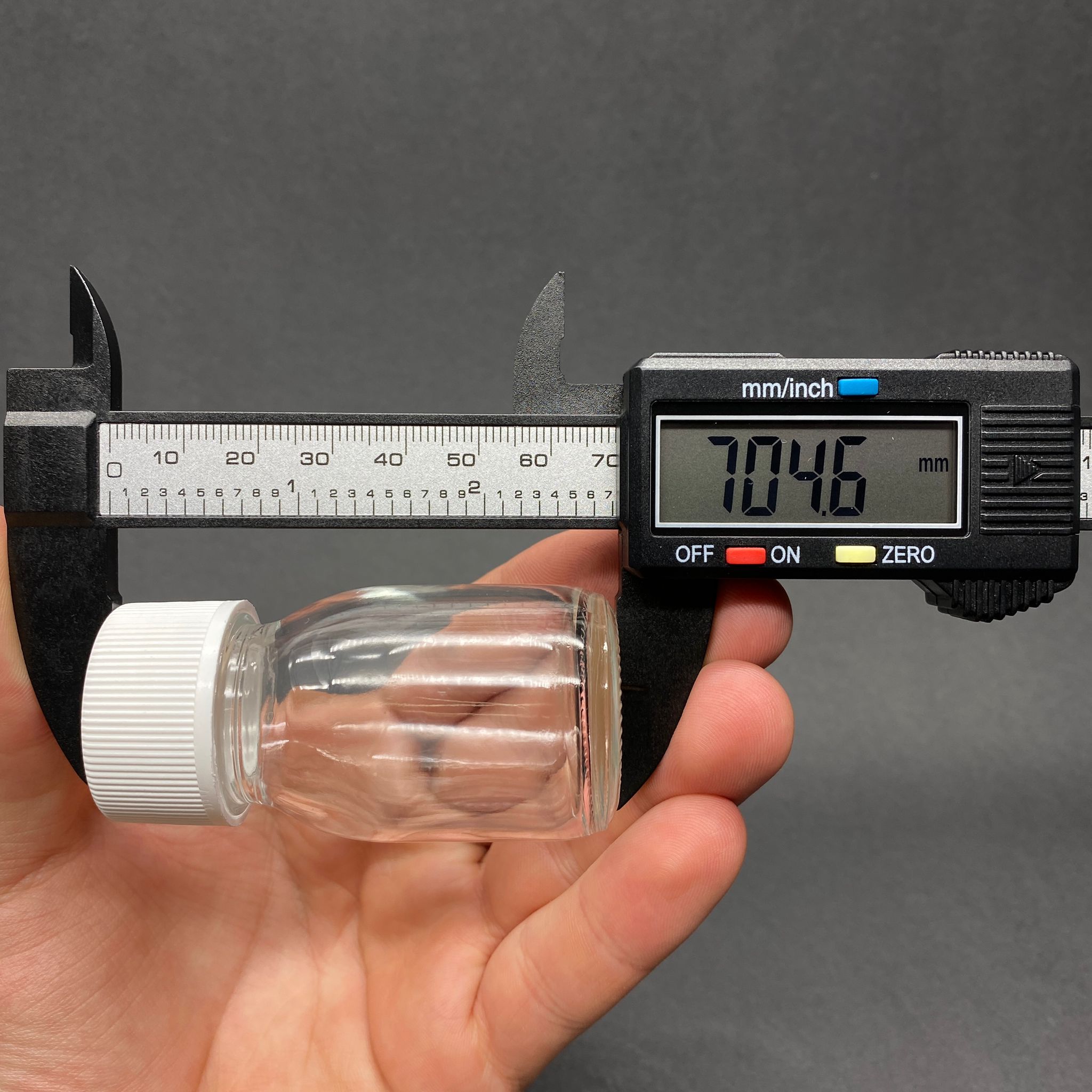 30 CC GENİŞ AĞIZLI ŞEFFAF CAM ŞİŞE - BEYAZ KAPAKLI - 30 ML CAM ŞİŞE - MİKROPLARDAN KORUNMASI İÇİN İLAÇLANMIŞTIR, SUYA TUTUNCA ŞEFFAF RENGİ ALIR