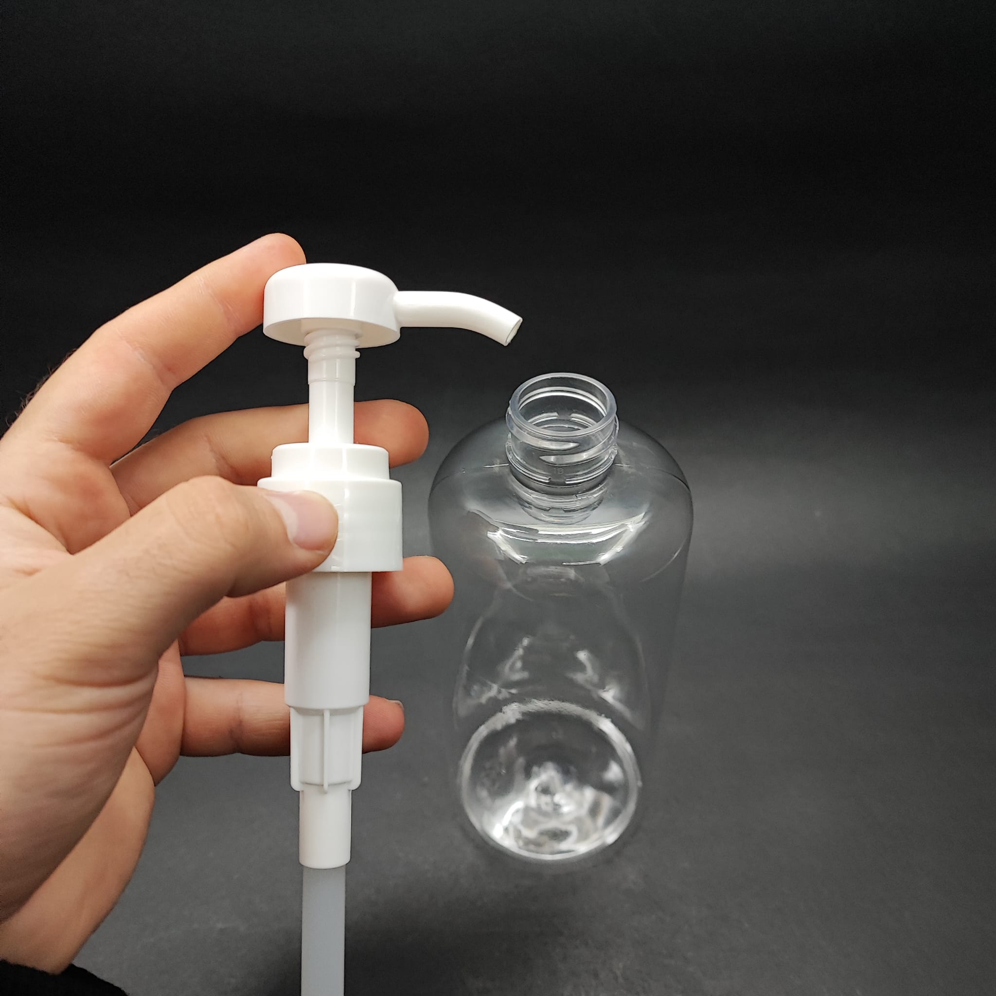 500 CC ŞEFFAF PET ŞİŞE - BEYAZ DOZAJ POMPALI (HER BASMADA 4 CC SIVI ATAR)  - 500 ML POMPALI ŞİŞE - ŞURUP, ŞAMPUAN, KREM GİBİ YOĞUN KIVAMLI SIVILARDA KULLANILIR