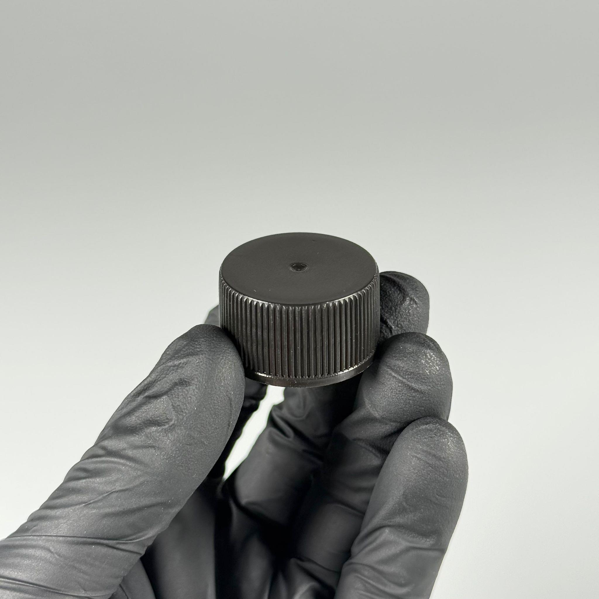 28 MM VİDALI SİYAH KAPAK - 28 MM PLASTİK KAPAK SİYAH - KÖPÜK CONTALI (HEM 28 AĞIZ CAM ŞİŞELERE HEM DE 28 AĞIZ PLASTİK ŞİŞELERE TAM UYAR)