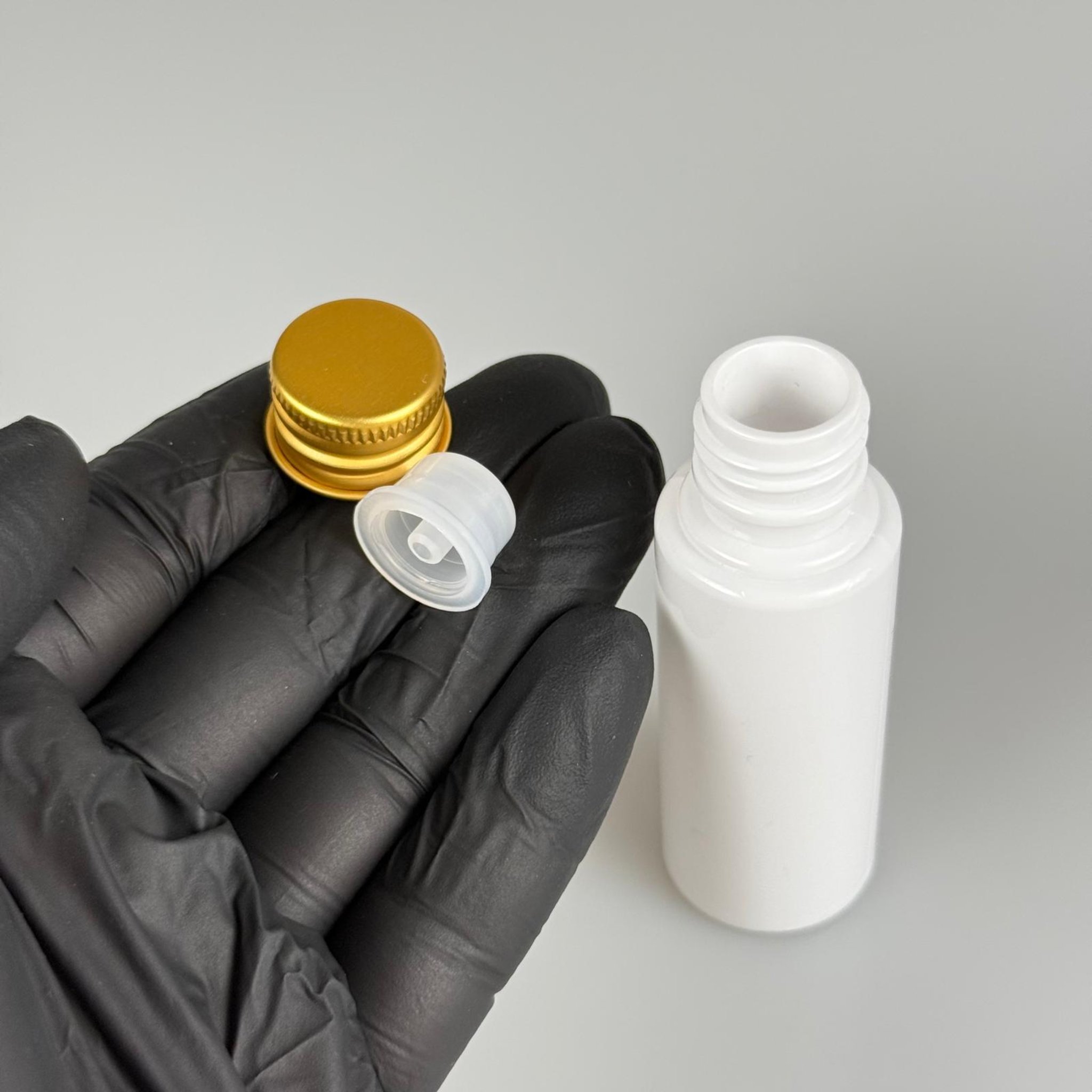 25 CC BEYAZ PET SHOT ŞİŞE - KÖPÜK CONTALI GOLD ALÜMİNYUM METAL KAPAKLI + DAMLALIKLI KOLONYA TIPALI TAKIM - 25 ML PLASTİK ŞİŞE
