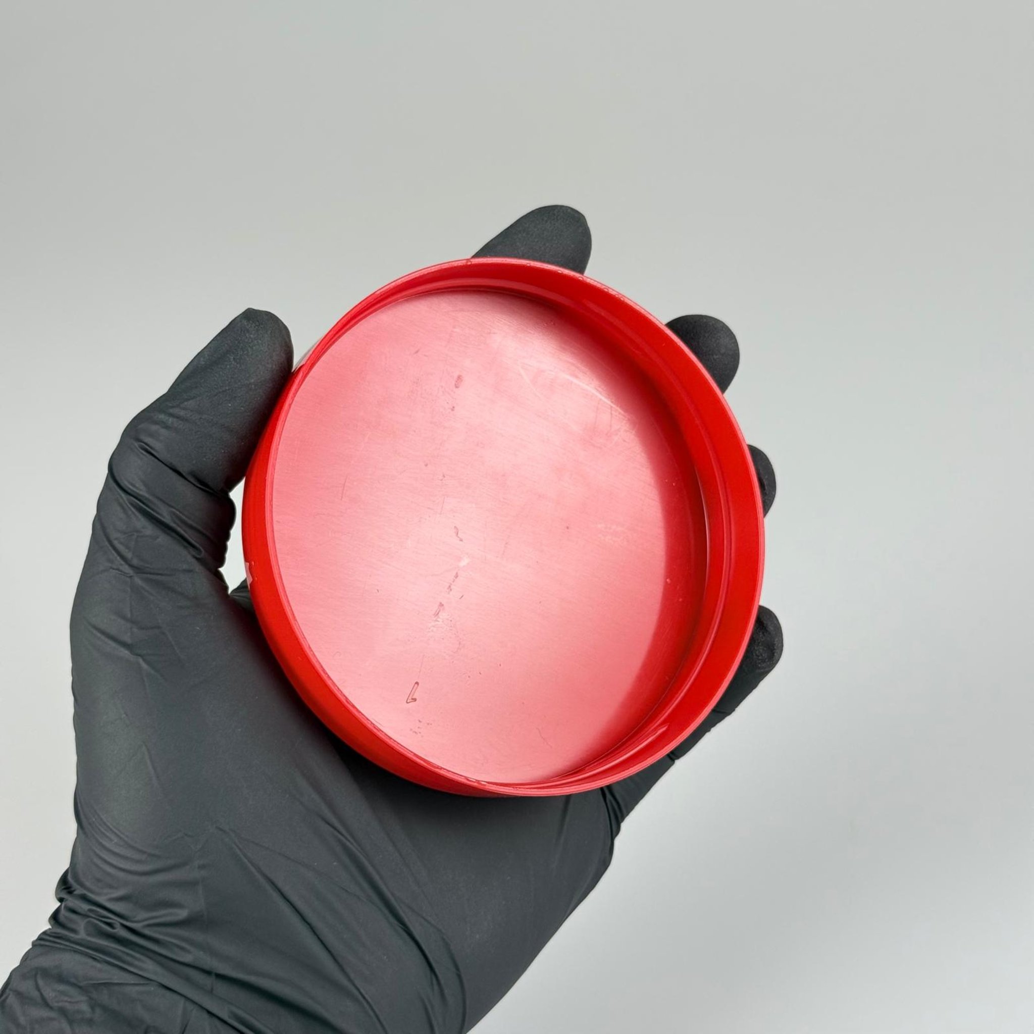 89 MM VİDALI PLASTİK KIRMIZI KAPAK