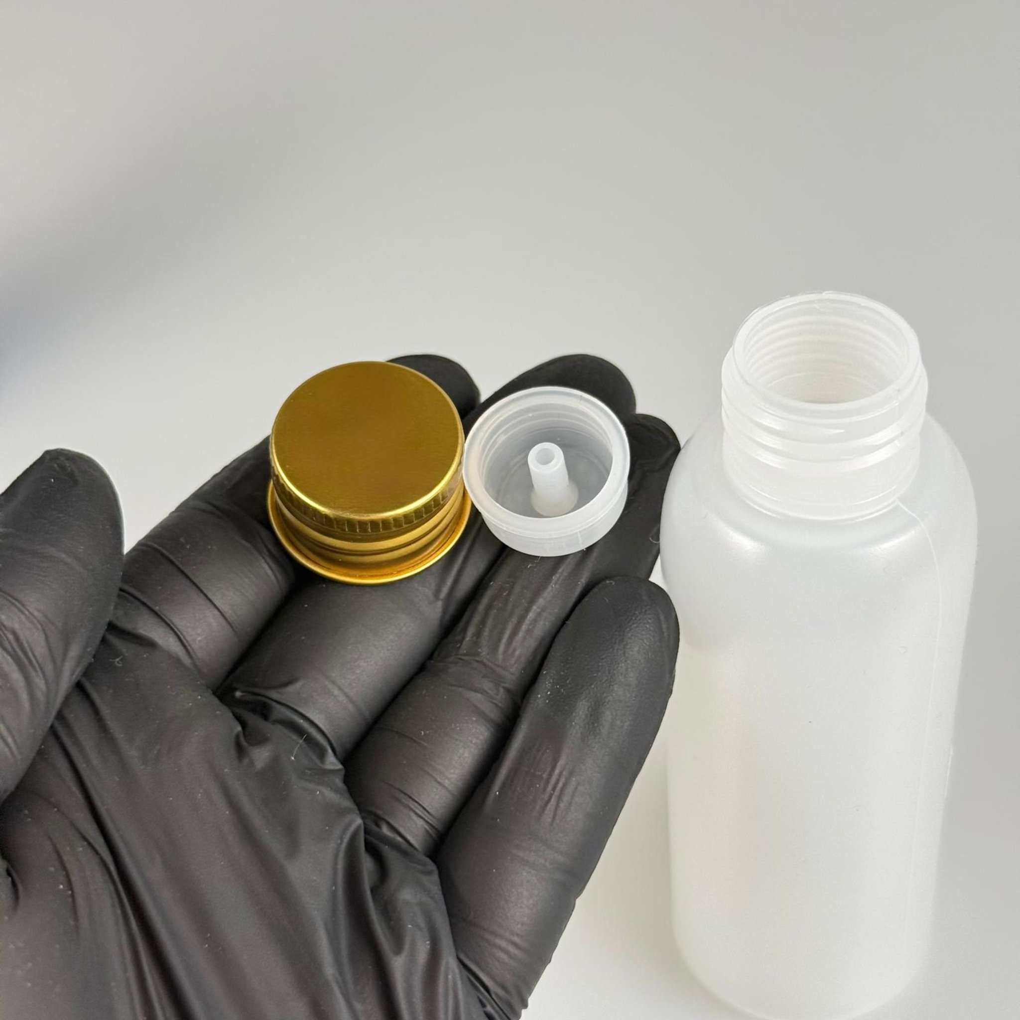 100 ML SIKILABİLİR YUMUŞAK PE POLİETİLEN PLASTİK ASETON ŞİŞESİ ( 24 AĞIZ ) + KÖPÜK CONTALI GOLD METAL ALÜMİNYUM KAPAKLI KOLONYA TIPALI TAKIM - 100 cc sos, yağ, kartuş, mürekkep vb için boş şişeler