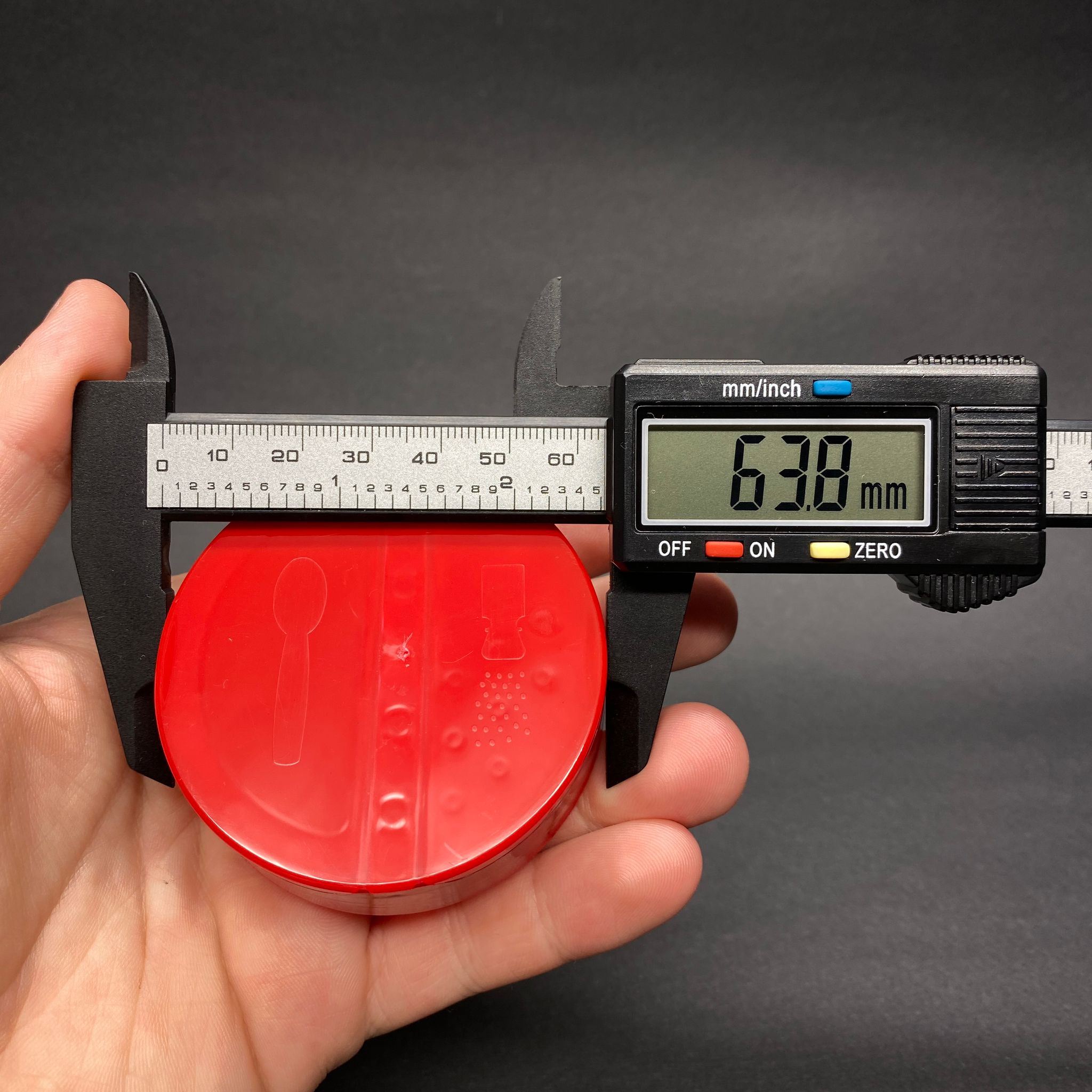 63 MM FLİPTOP KAPAK PLASTİK - KIRMIZI - BAHARAT KAPAK - PUDRA KAPAK
