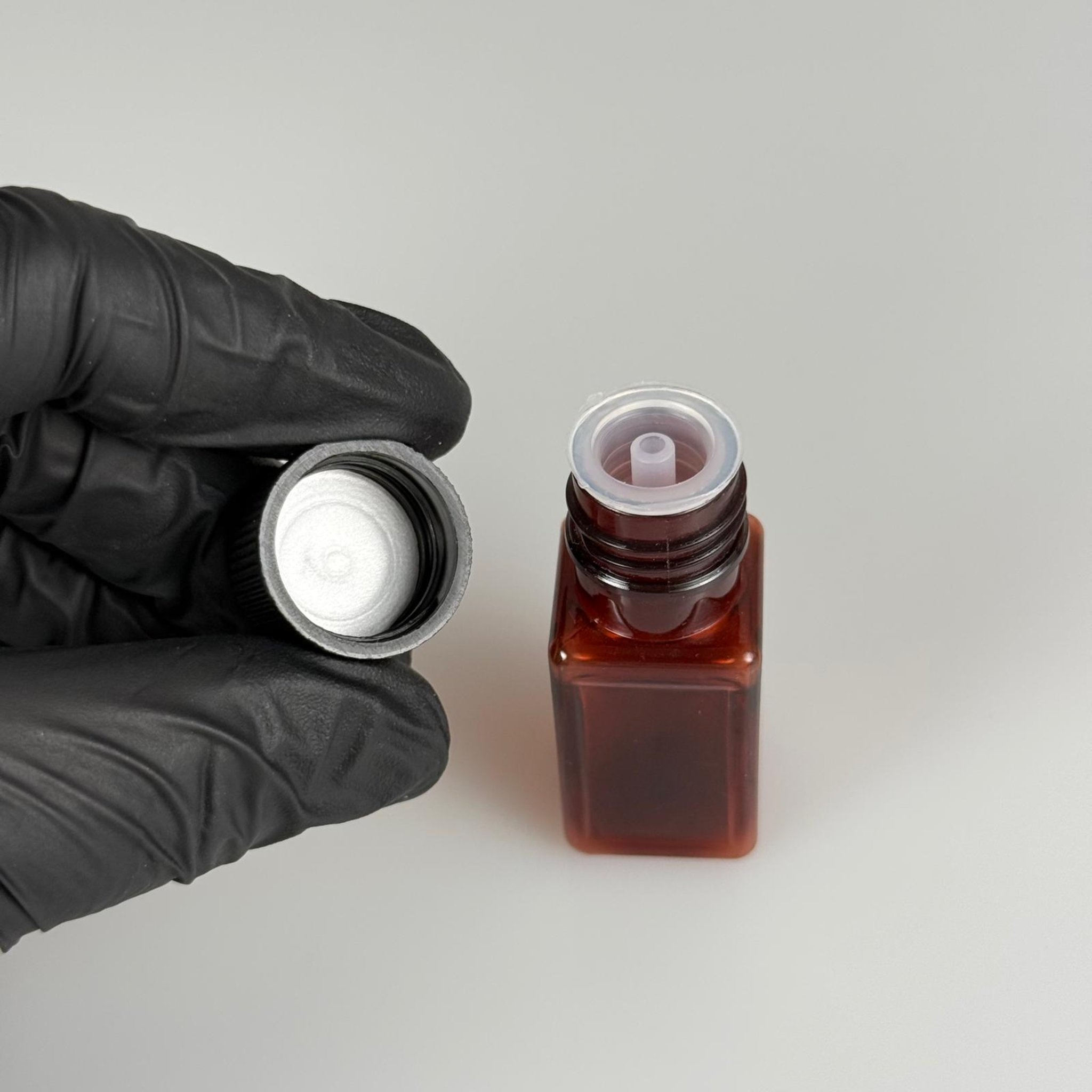 10 CC İÇTEN DAMLALIKLI PLASTİK KARE ŞİŞE -  10 ML AMBER KAHVERENGİ PET ŞİŞE + CONTALI SİYAH KAPAK + KOLONYA TIPALI (DELEREK KULLANILIR) TAKIM