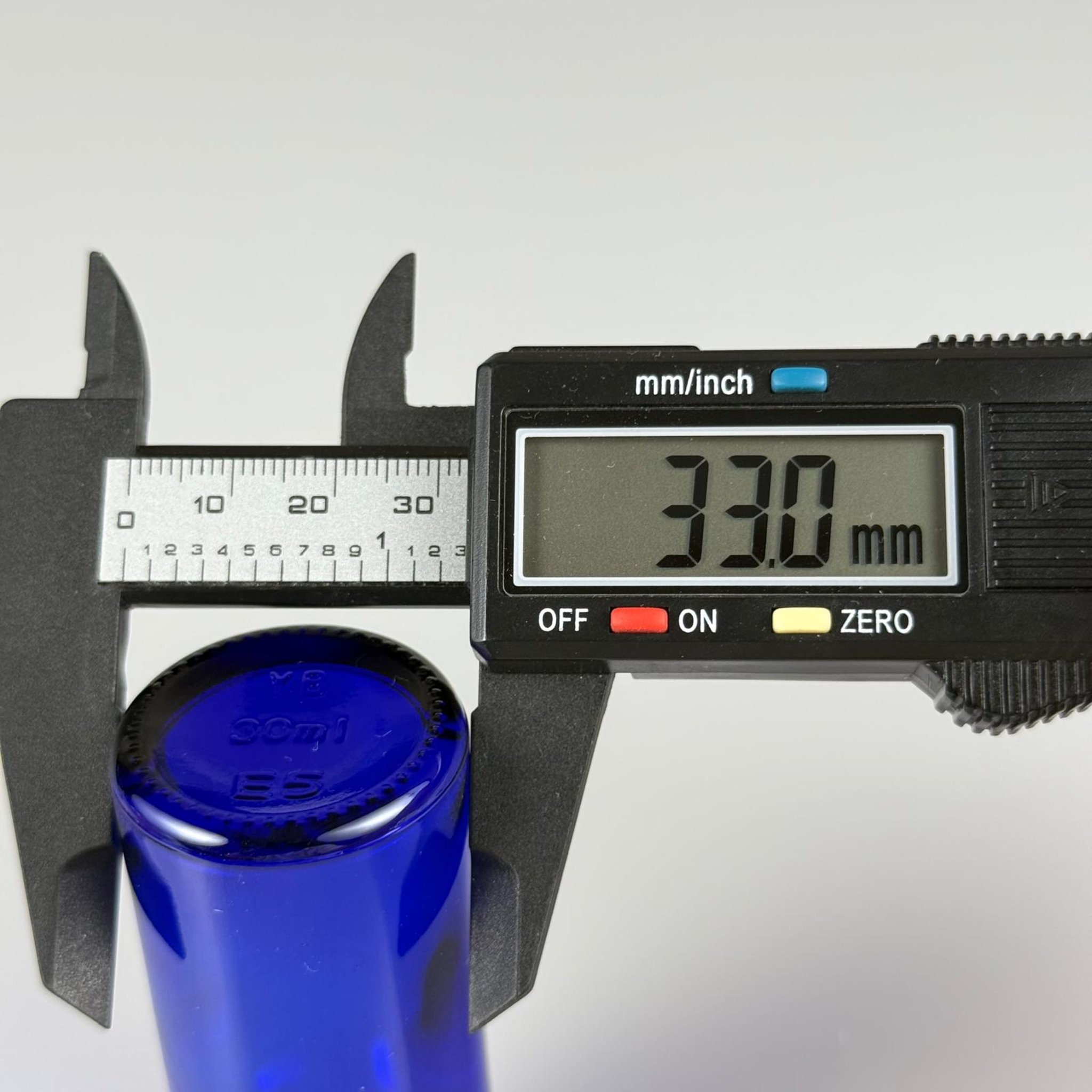 30 CC MAVİ CAM ŞİŞE + KÖPÜK CONTALI SİYAH ALÜMİNYUM METAL KAPAKLI + DAMLALIKLI KOLONYA TIPALI TAKIM - 30 ML MAVİ CAM ŞİŞE