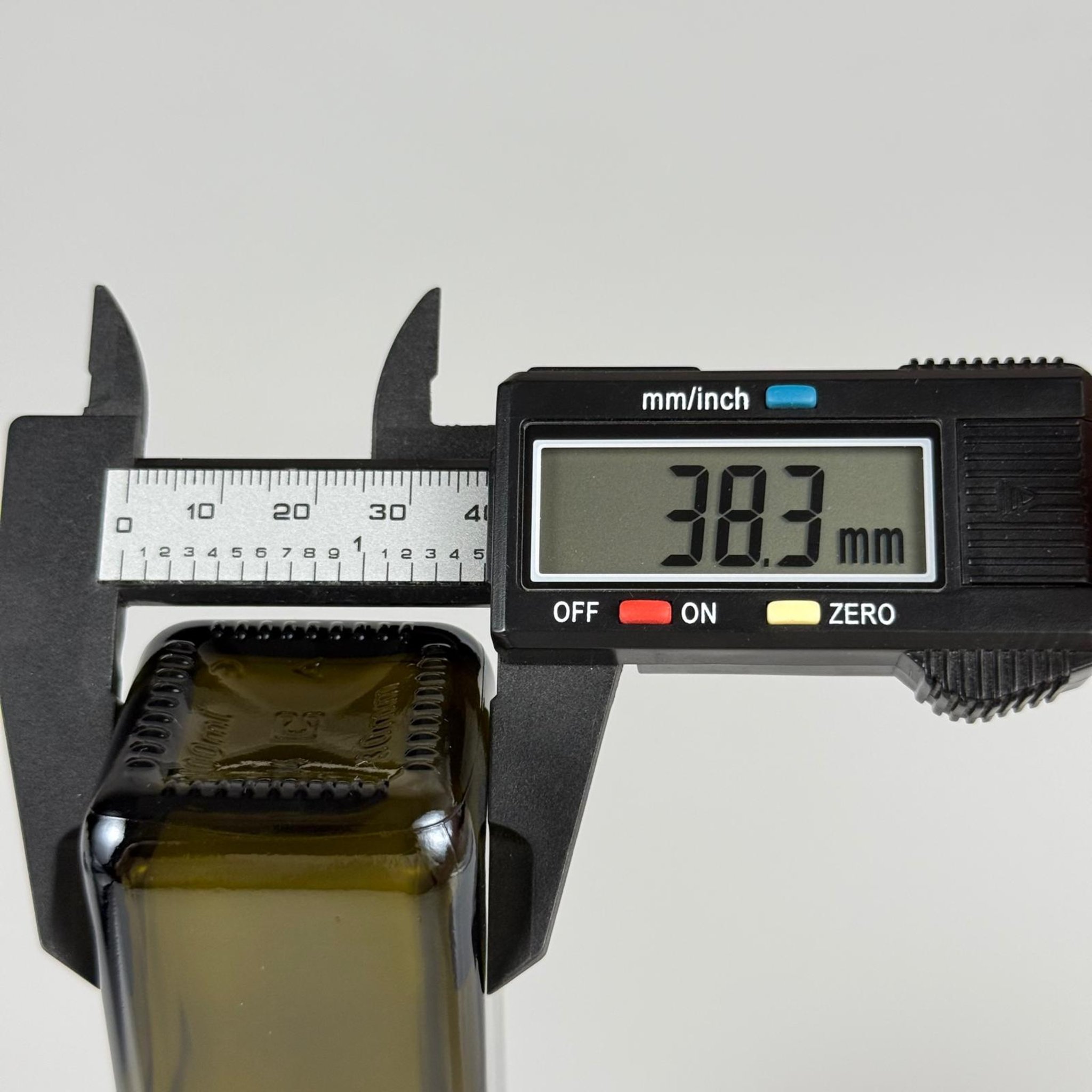 100 CC MARASKA CAM ŞİŞE KOYU YEŞİL (31 MM AĞIZ) - CONTALI BEYAZ KAPAKLI - 100 ML KÖŞELİ KARE MARASCA YAĞ VE SOS ŞİŞELERİ