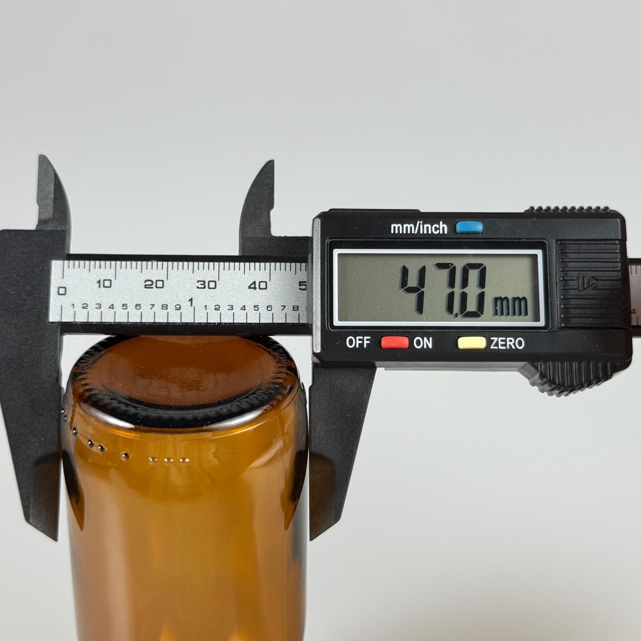 100 CC AMBER CAM ŞİŞE  + ALÜMİNYUM KAPLAMALI GÜMÜŞ KAPAKLI + KÖR TIPALI TAKIM - 100 ML KAHVERENGİ CAM ŞİŞE