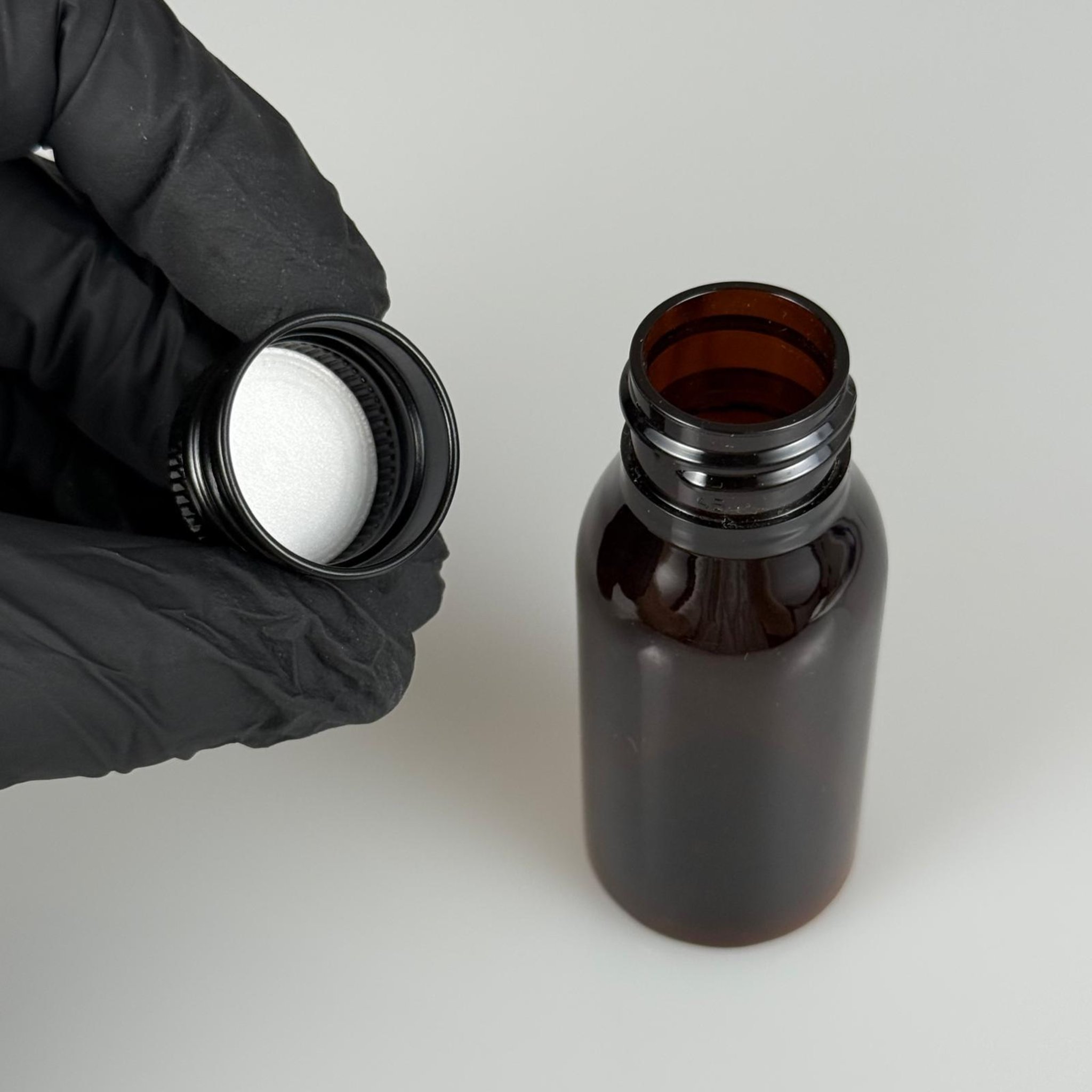 50 CC AMBER SERT MODEL PET ŞİŞE (24 AĞIZ) + KÖPÜK CONTALI SİYAH METAL ALÜMİNYUM KAPAK TAKIM - 50 ML KAPAKLI KAHVERENGİ PLASTİK ŞİŞELER