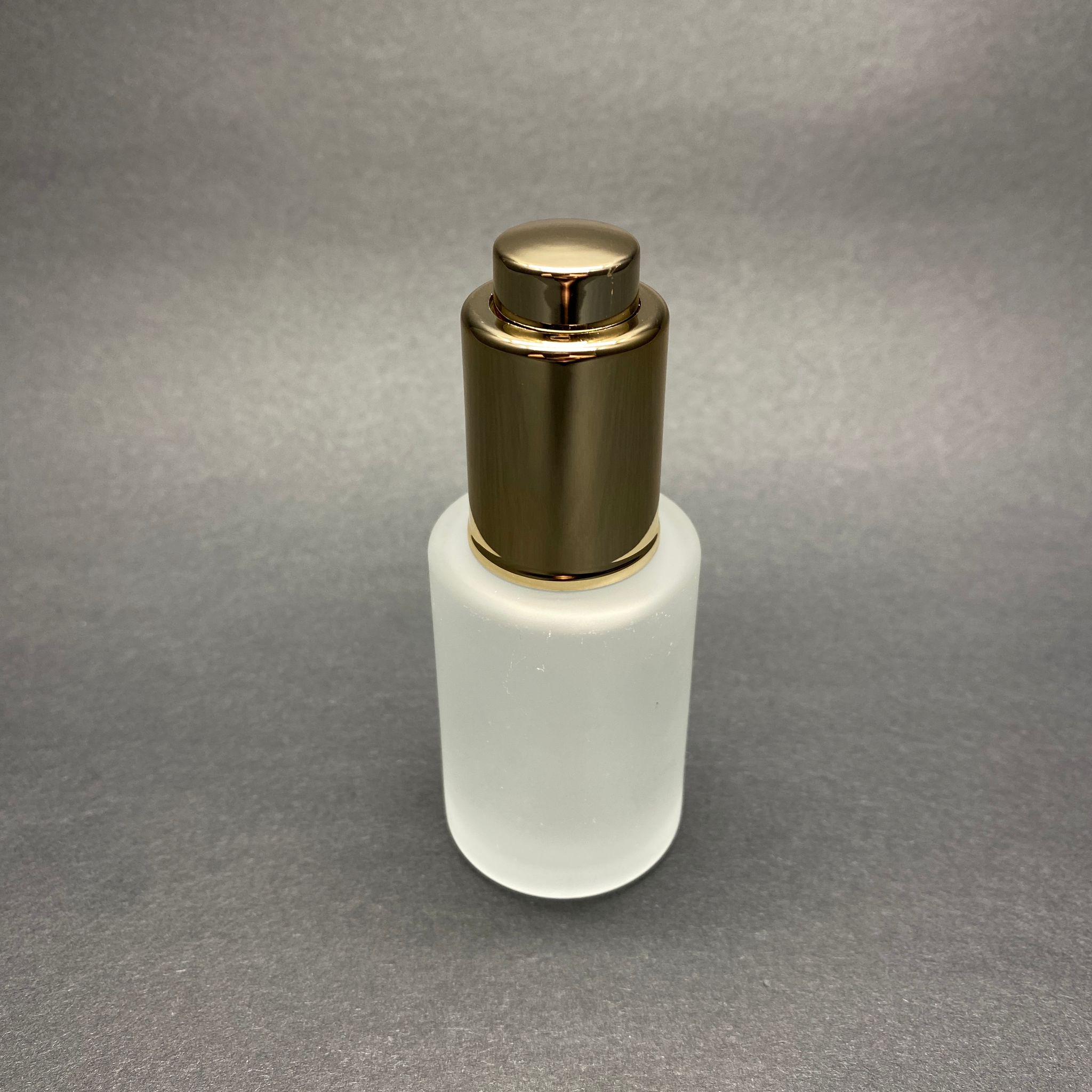30 CC OMUZLU BUZLU CAM ŞİŞE - LÜX GOLD BASMALI CAM DAMLALIKLI TAKIM (DAMLALIĞIN İÇİNDE SIZDIRMAZ CONTA MEVCUTTUR) - 30 ML KÜT BOYUNLU CAM SERUM ŞİŞESİ