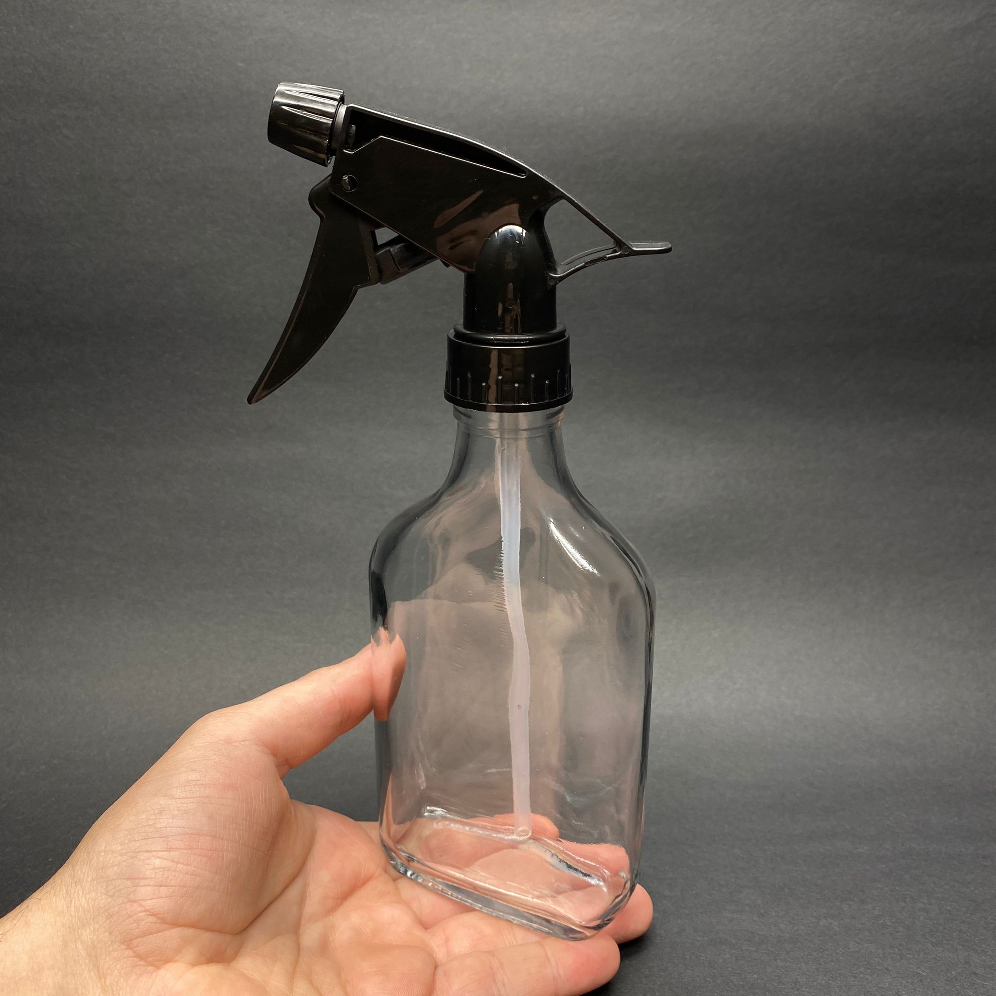 200 CC YASSI CAM ŞİŞE - DOZAJLI KİMYASALA DAYANIKLI SİYAH TRİGER TETİK SPREYLİ - 200 ML TEMİZLİK , ODA PARFÜMÜ , KİMYASAL , BERBER VB İÇİN YASSI CAM ŞİŞE