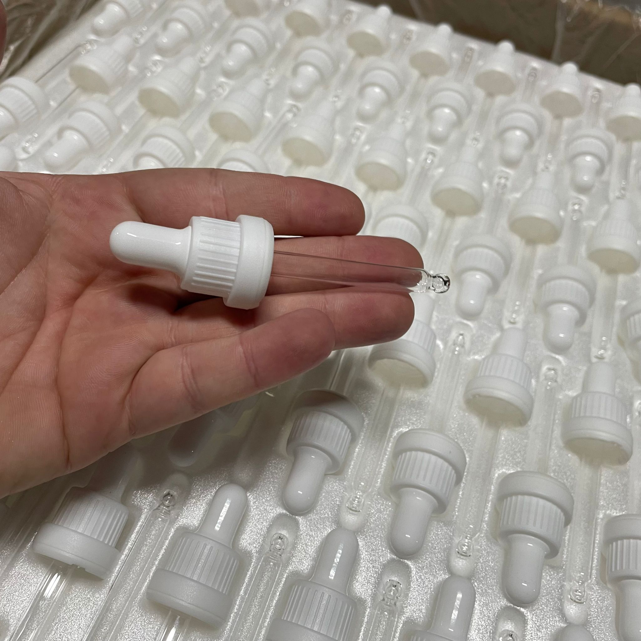 18 MM CAM DAMLALIK TAKIM (TAKILI VE DİZİLİ HALDE) - 30 CC İÇİN BEYAZ EMZİK + BEYAZ KİLİTLİ PLASTİK KAPAK + 76 MM CAM PİPET - 30 CC DROPPER ŞİŞE İÇİN DAMLALIK TAKIMI